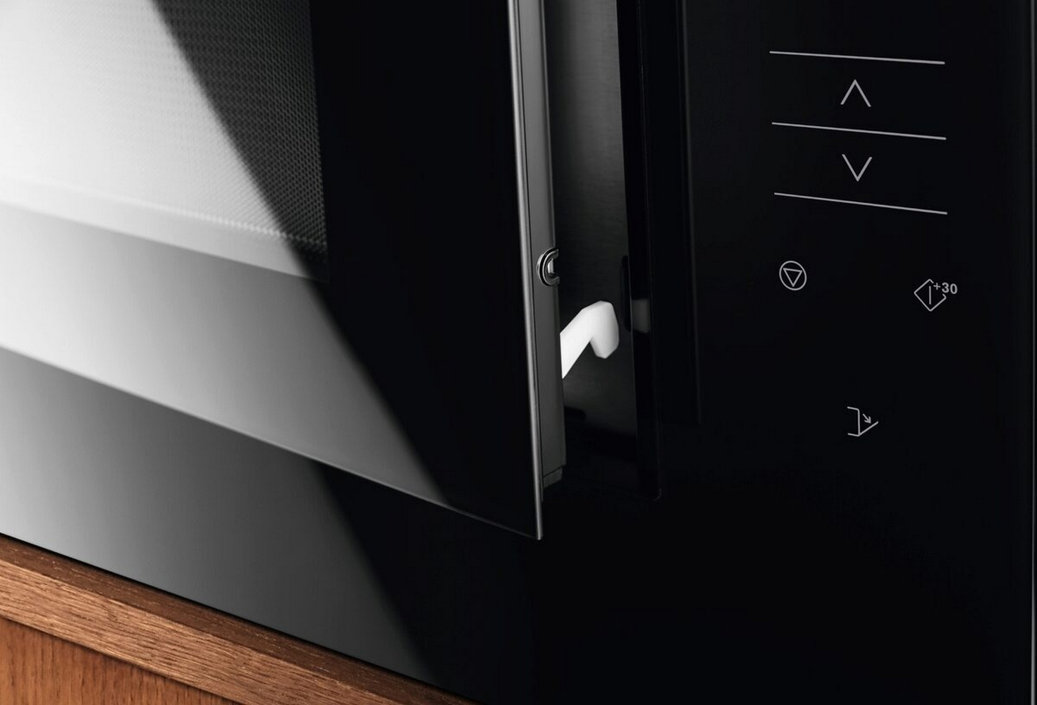 Microondas negro con puerta abierta y panel táctil.