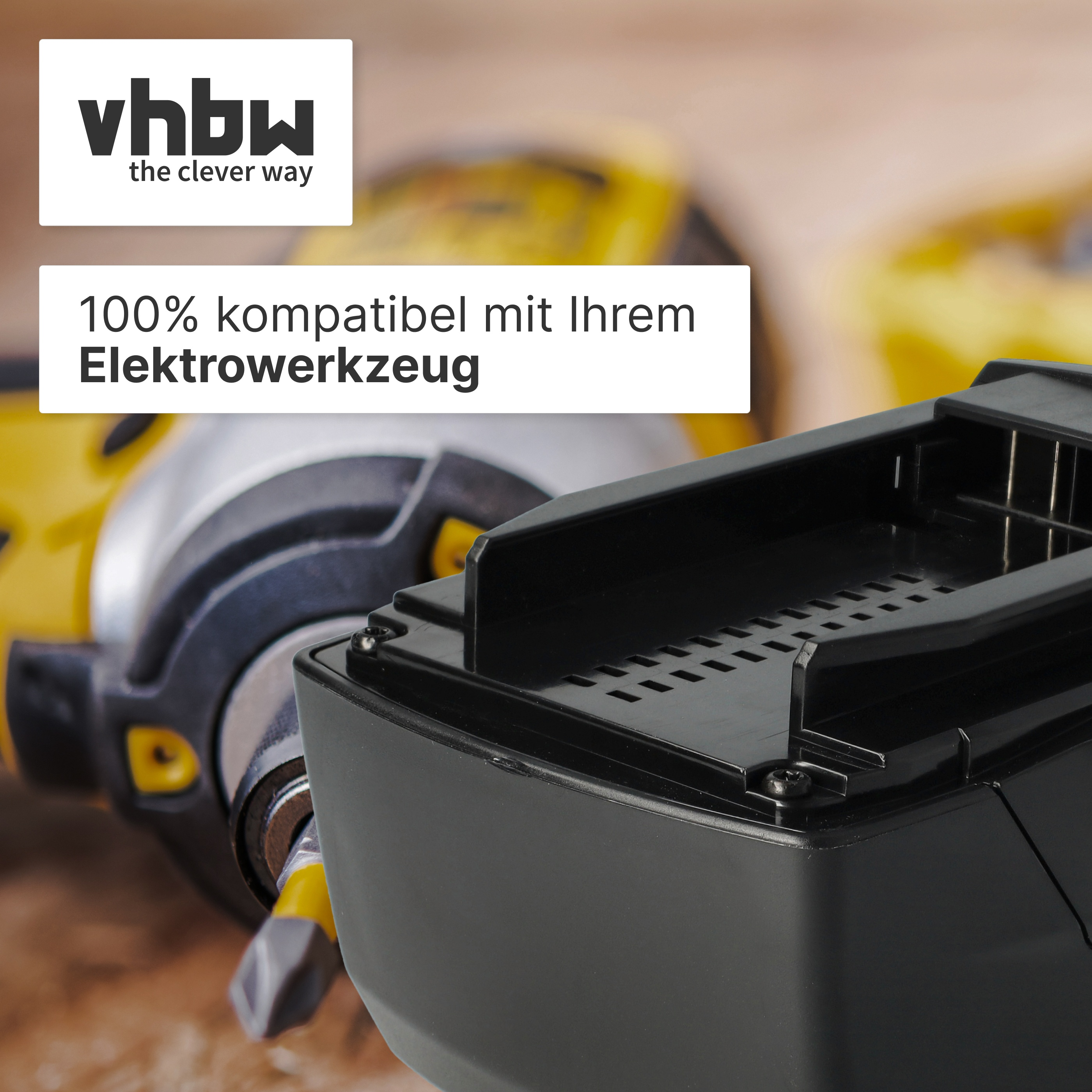 Nahaufnahme eines schwarzen Akkus neben einem gelben Elektrowerkzeug.