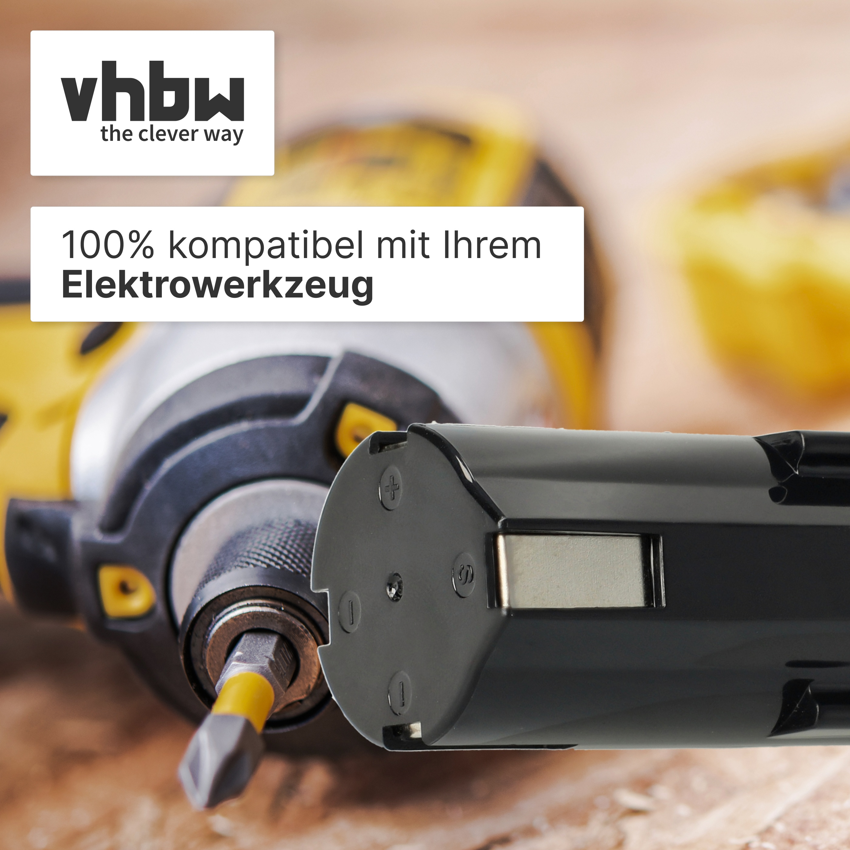 Ein schwarzer Akku liegt vor einem gelben Elektrowerkzeug und einem Schrauberbit.