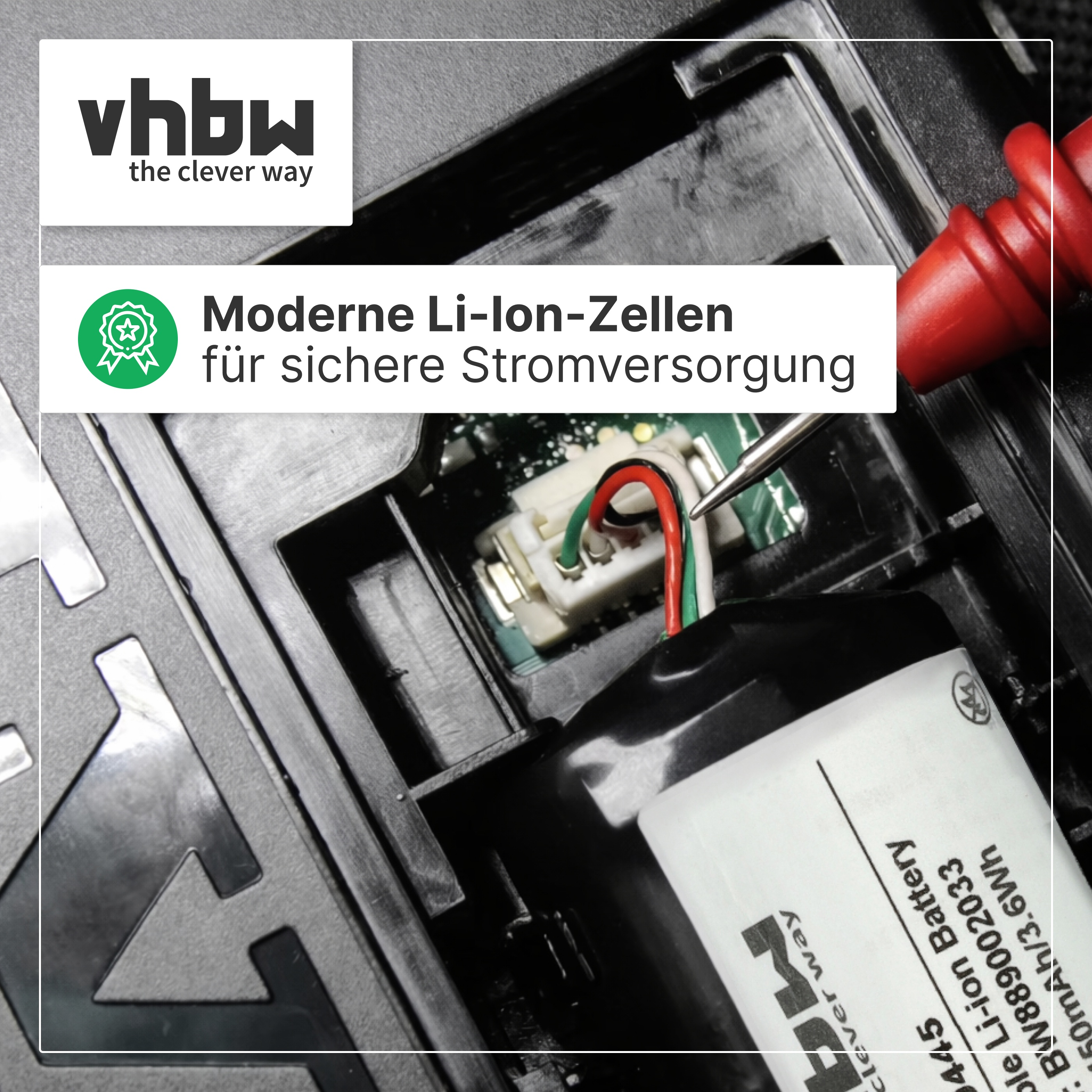 Ein Lithium-Ionen-Akku wird in ein Gerät eingebaut. Ein Werkzeug berührt die Kontakte.