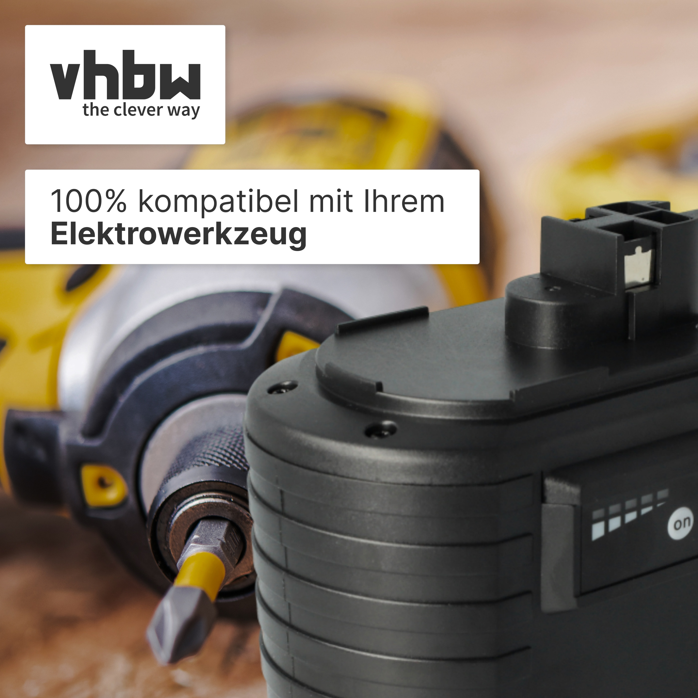Ein schwarzer Akku liegt neben einem gelben Elektrowerkzeug mit Bit.