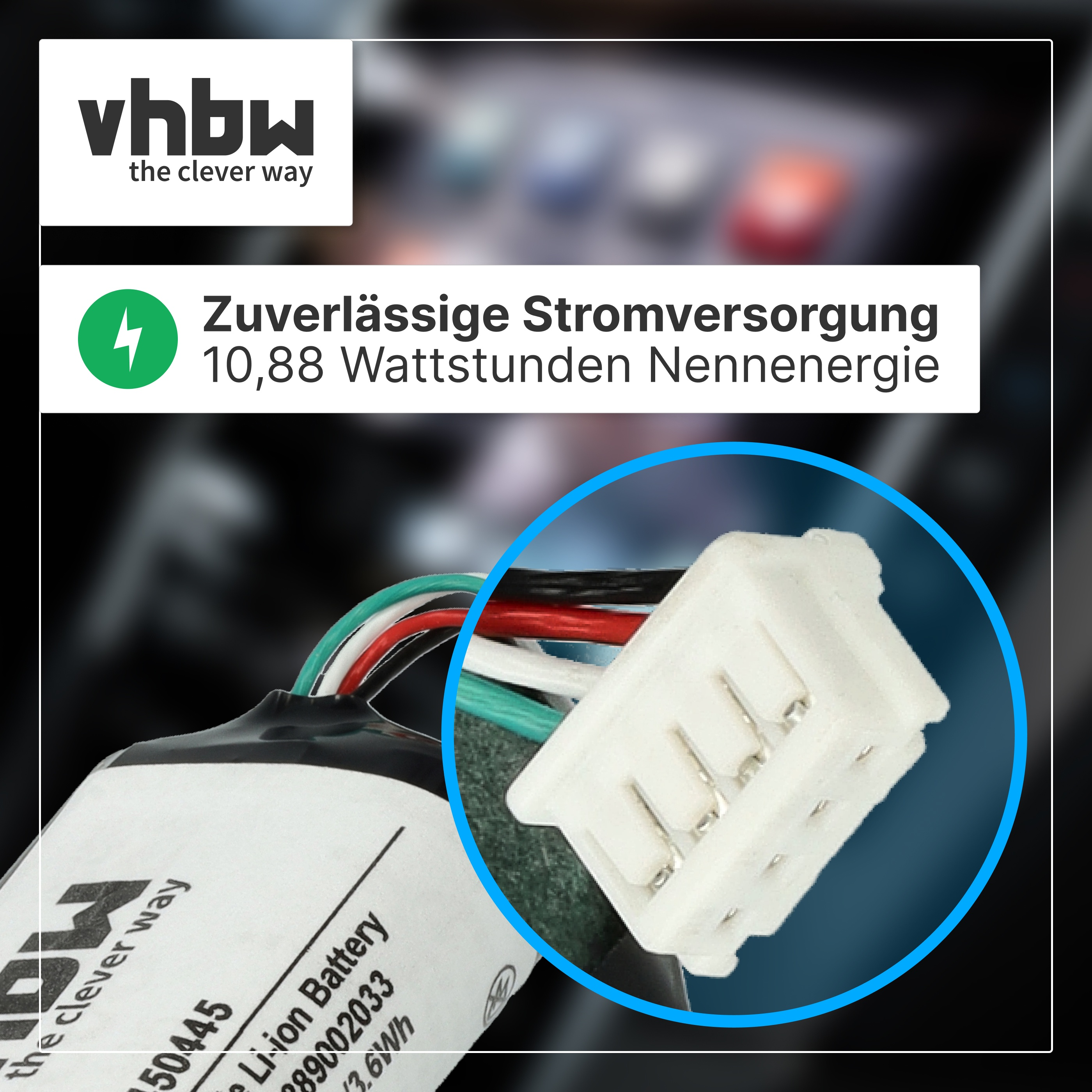 Ein weißer Stecker mit bunten Kabeln und einem Akku mit Aufschrift.