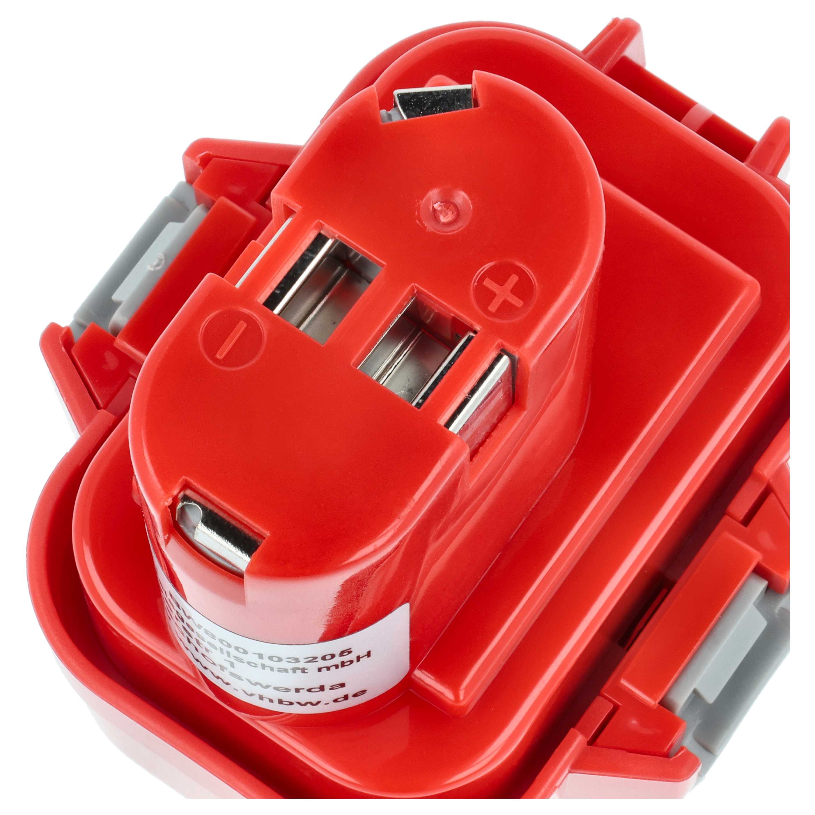 Roter Akku mit silbernen Kontakten und einem Pluszeichen. Nahaufnahme.