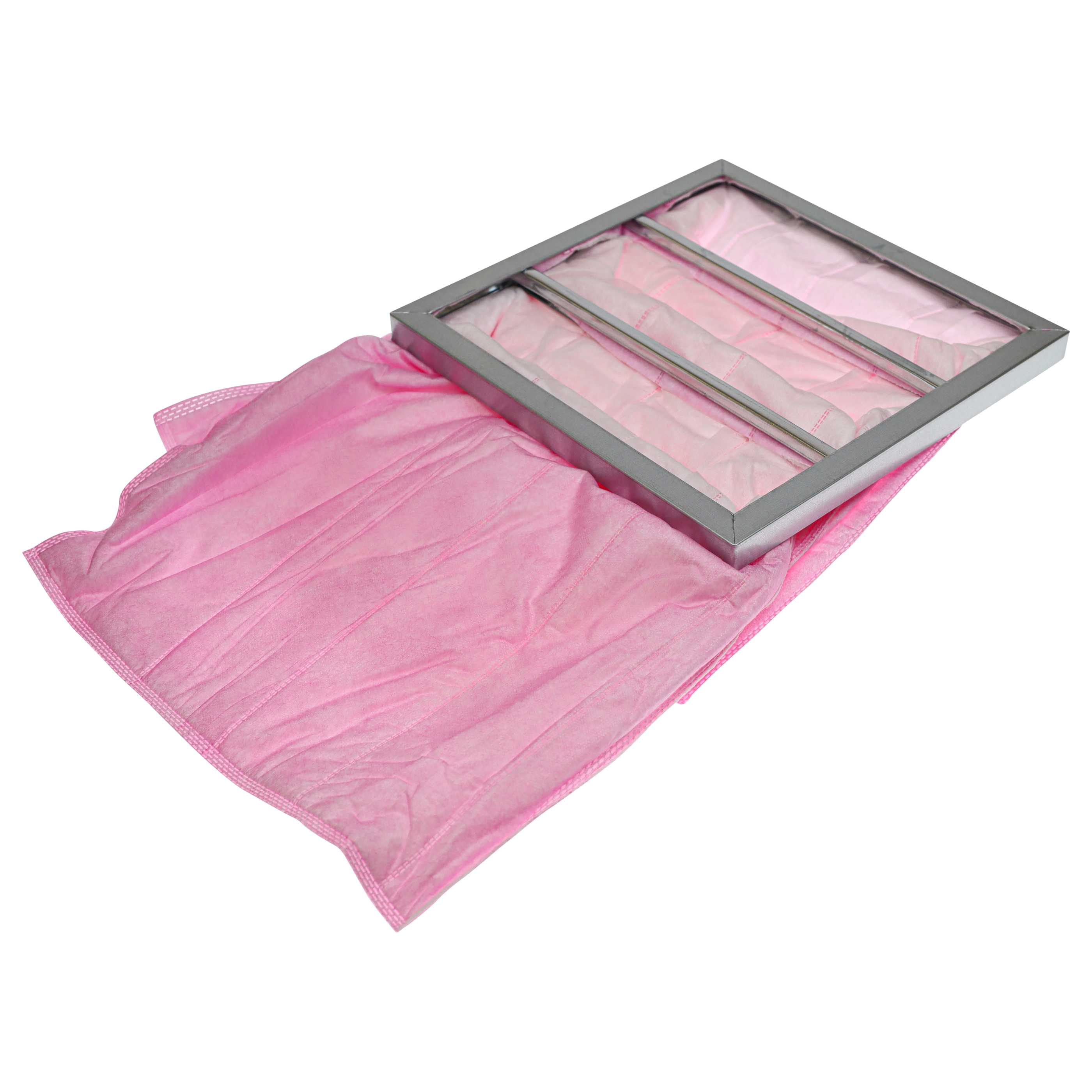 Ein silberner Rahmen hält ein rosa Vliesmaterial mit Nähten, das zu einer Tasche geformt ist.