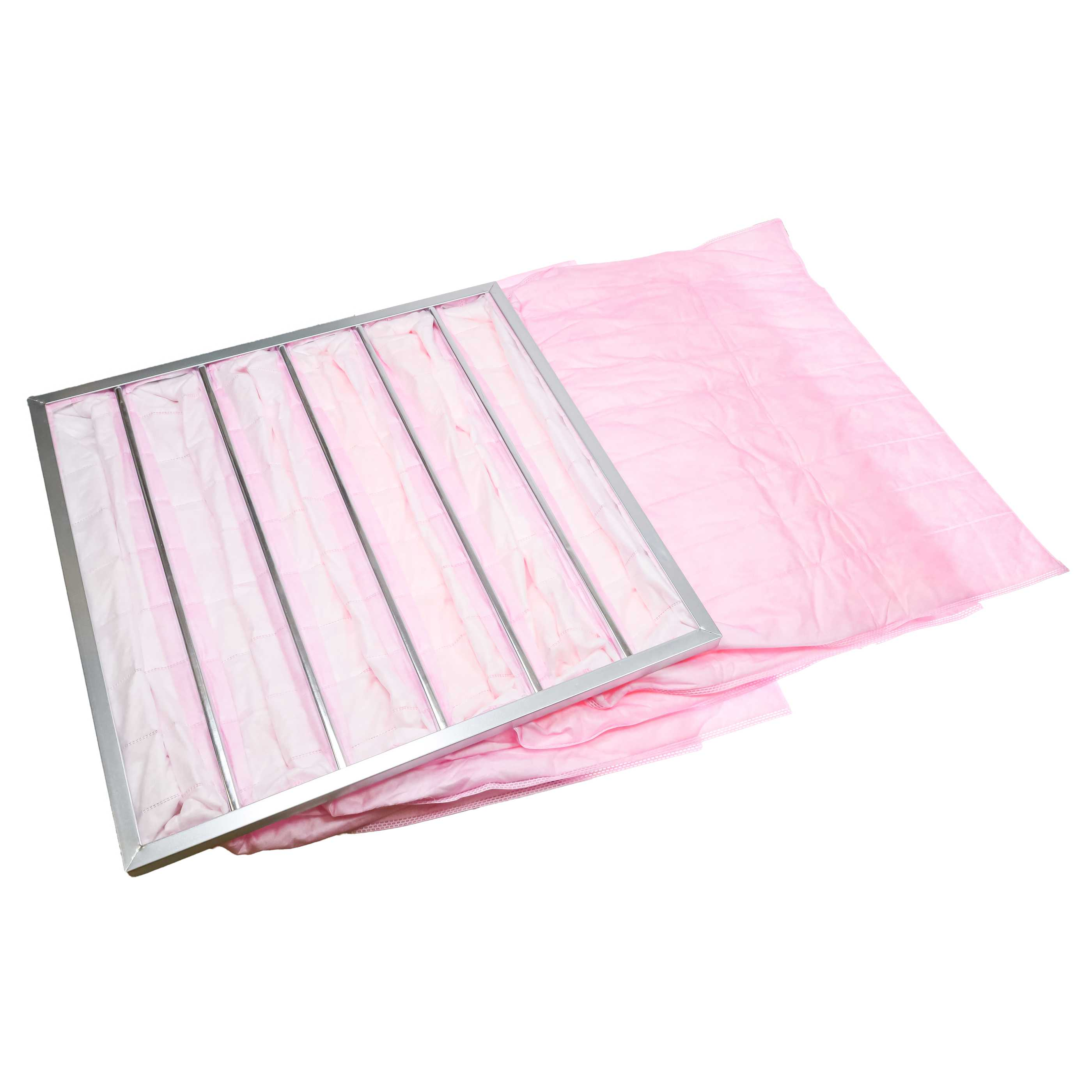 Ein rosa Filterbeutel mit Metallrahmen auf weißem Hintergrund.