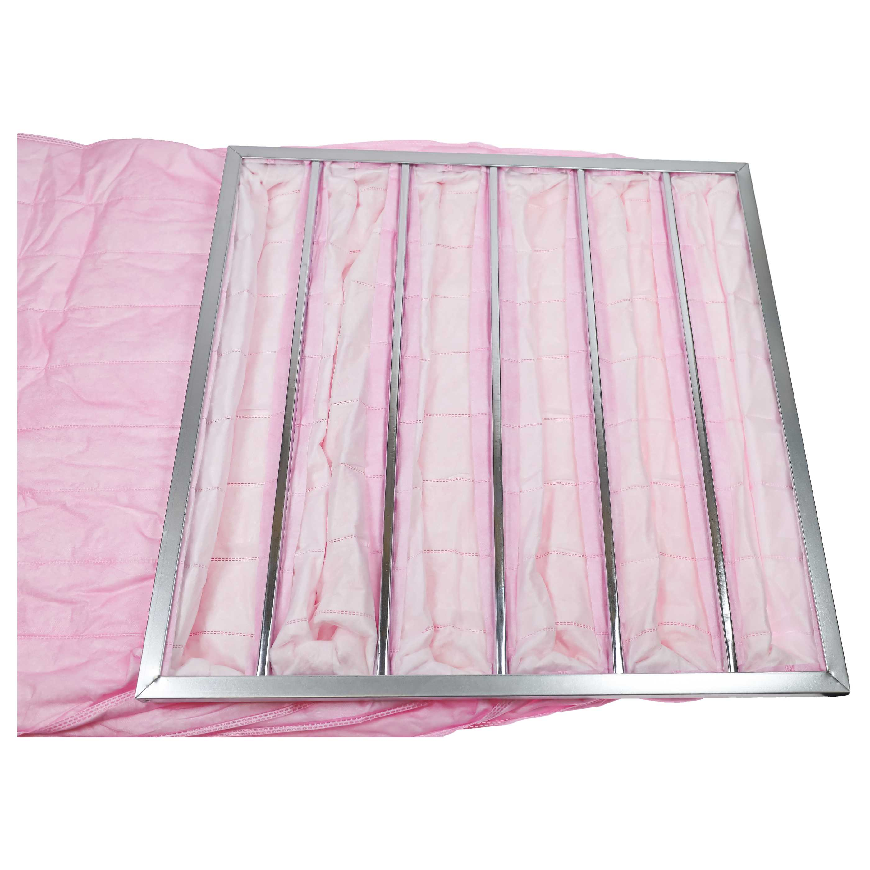 Ein silberner Rahmen hält rosa Filtertaschen, die auf einem rosa Stoff liegen.