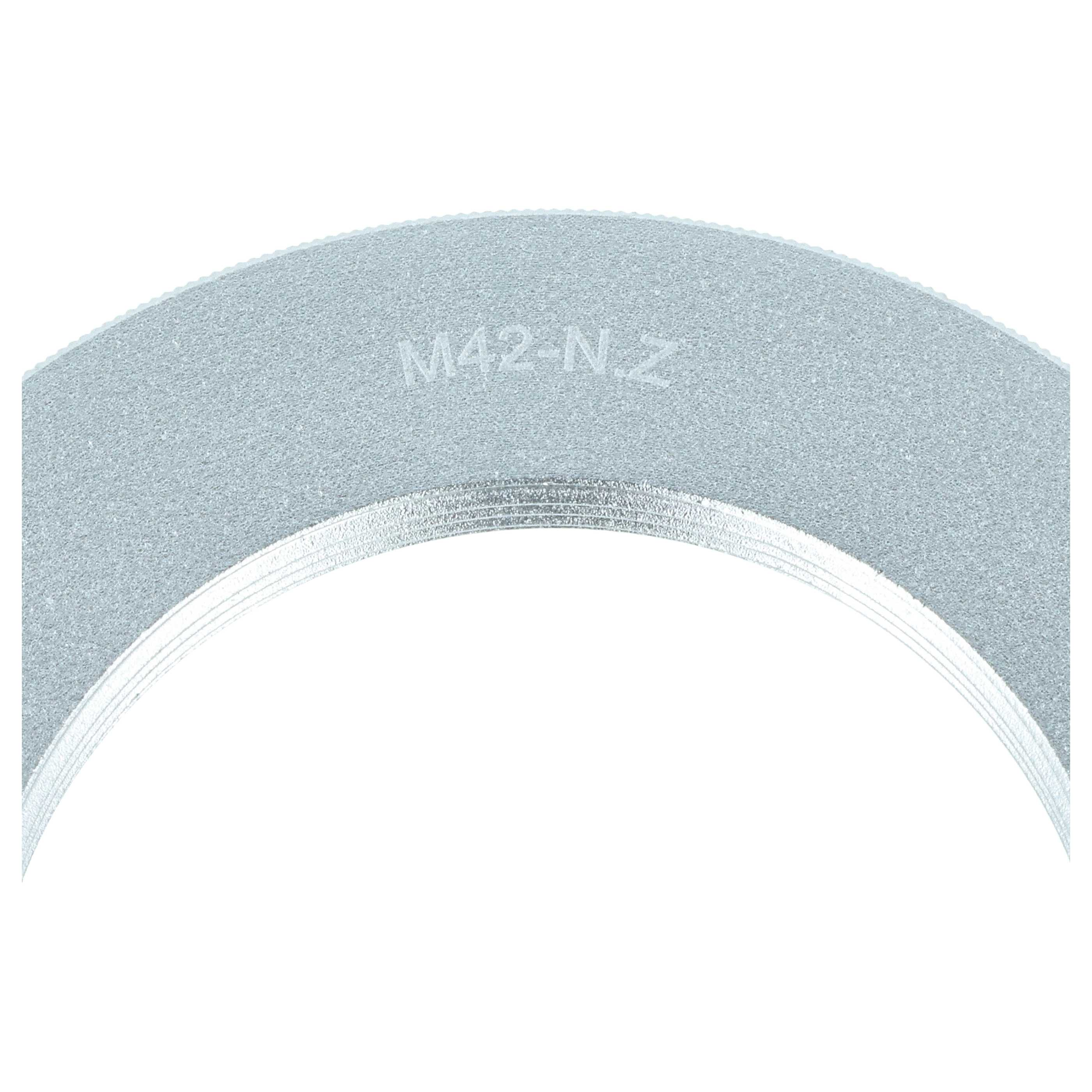 Ein silberner Ring mit der Aufschrift M42-N.Z.