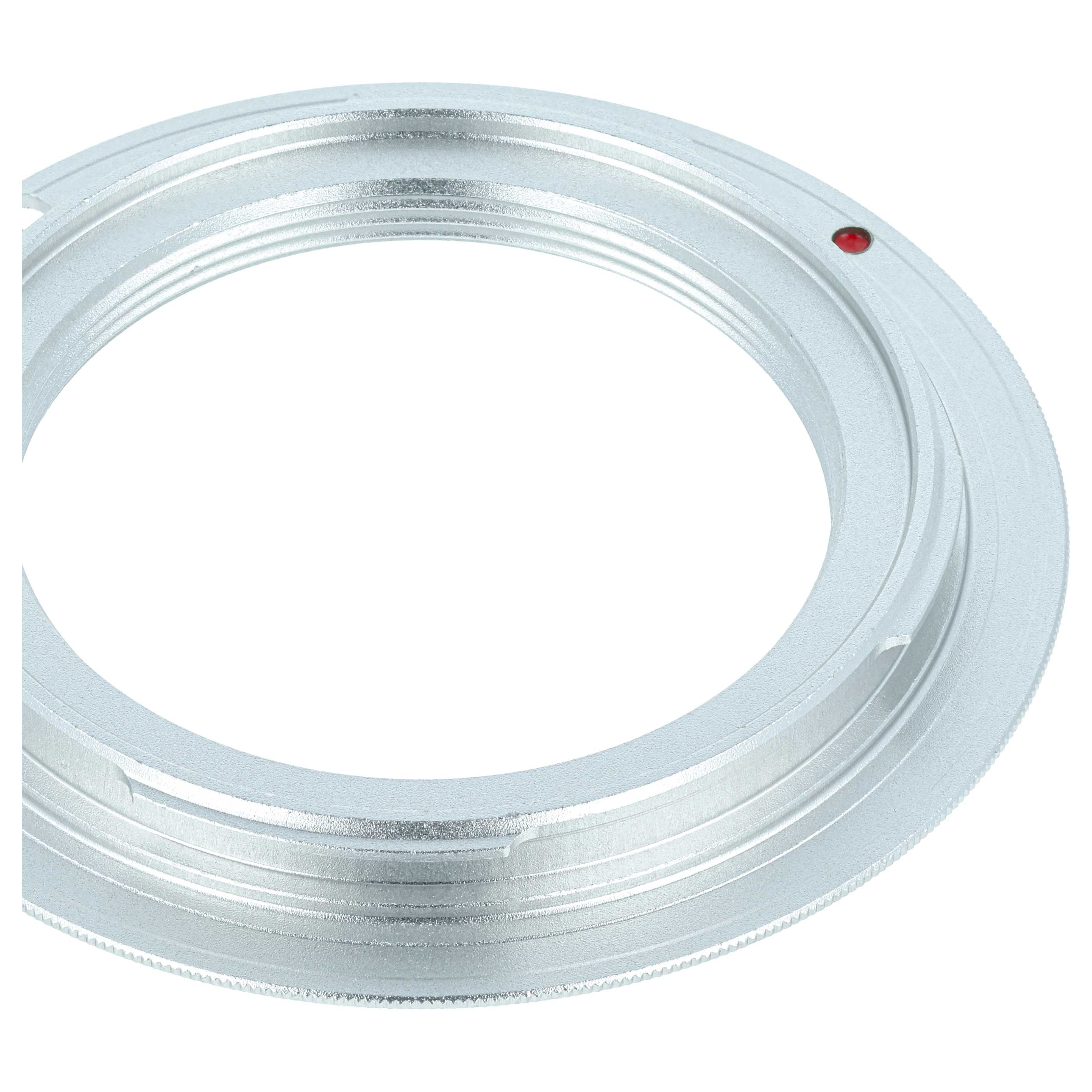 Ein silberner Kameraobjektiv-Adapterring aus Metall mit strukturgriff und rotem Punkt.