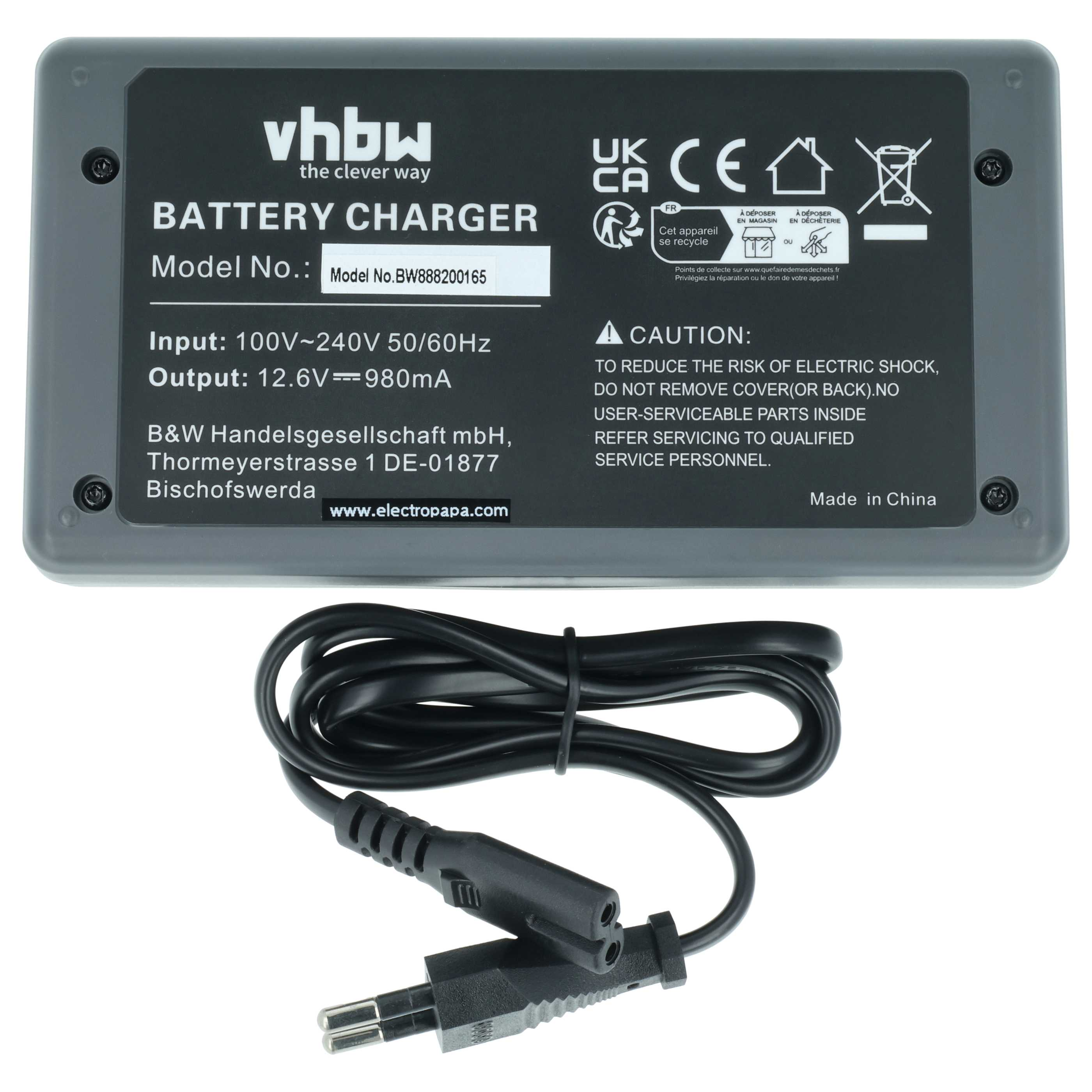 Grauer Akkuladegerät mit schwarzem Kabel und Stecker. Beschriftung mit technischen Daten.