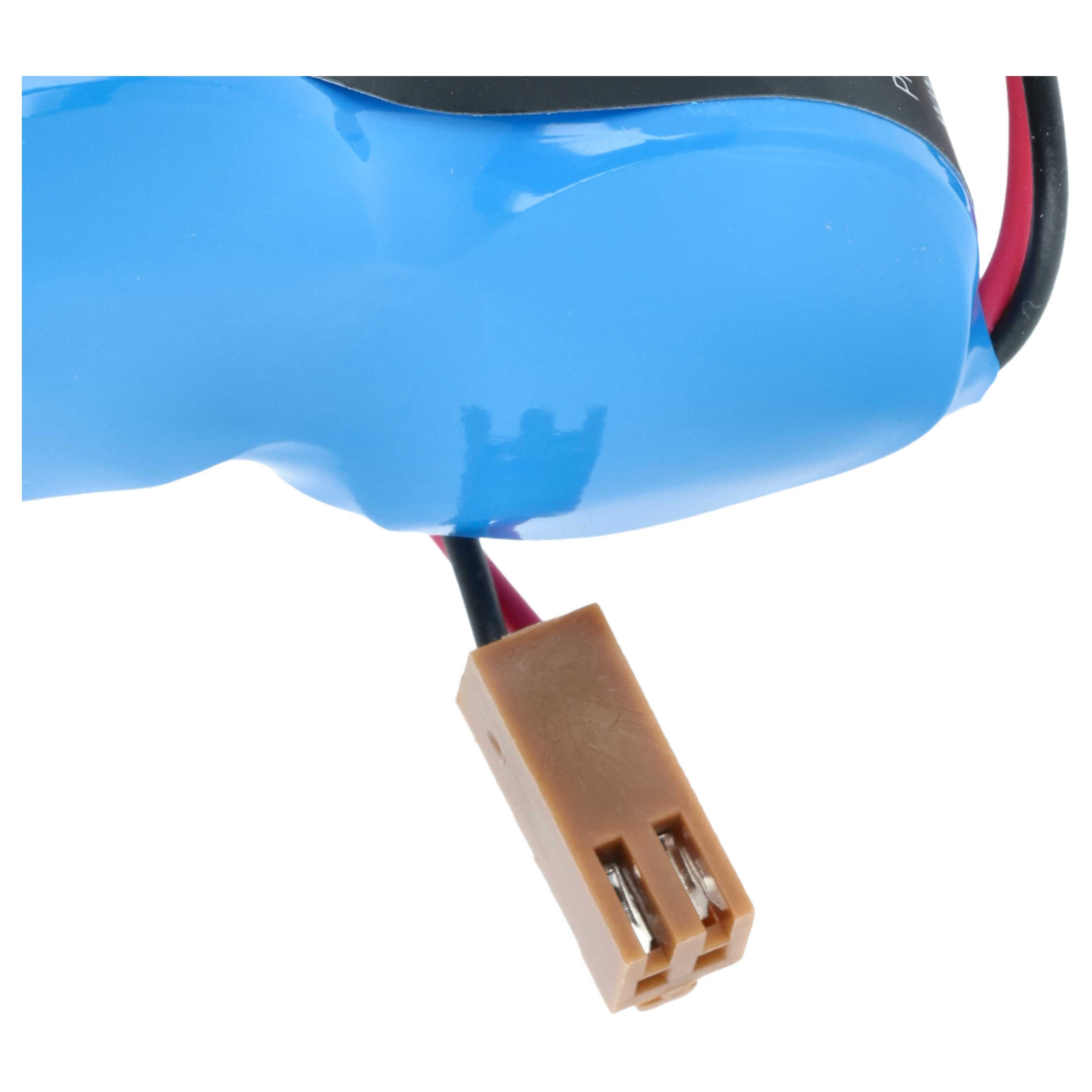 Ein blauer Akku mit schwarzen und roten Kabeln und einem braunen Stecker.