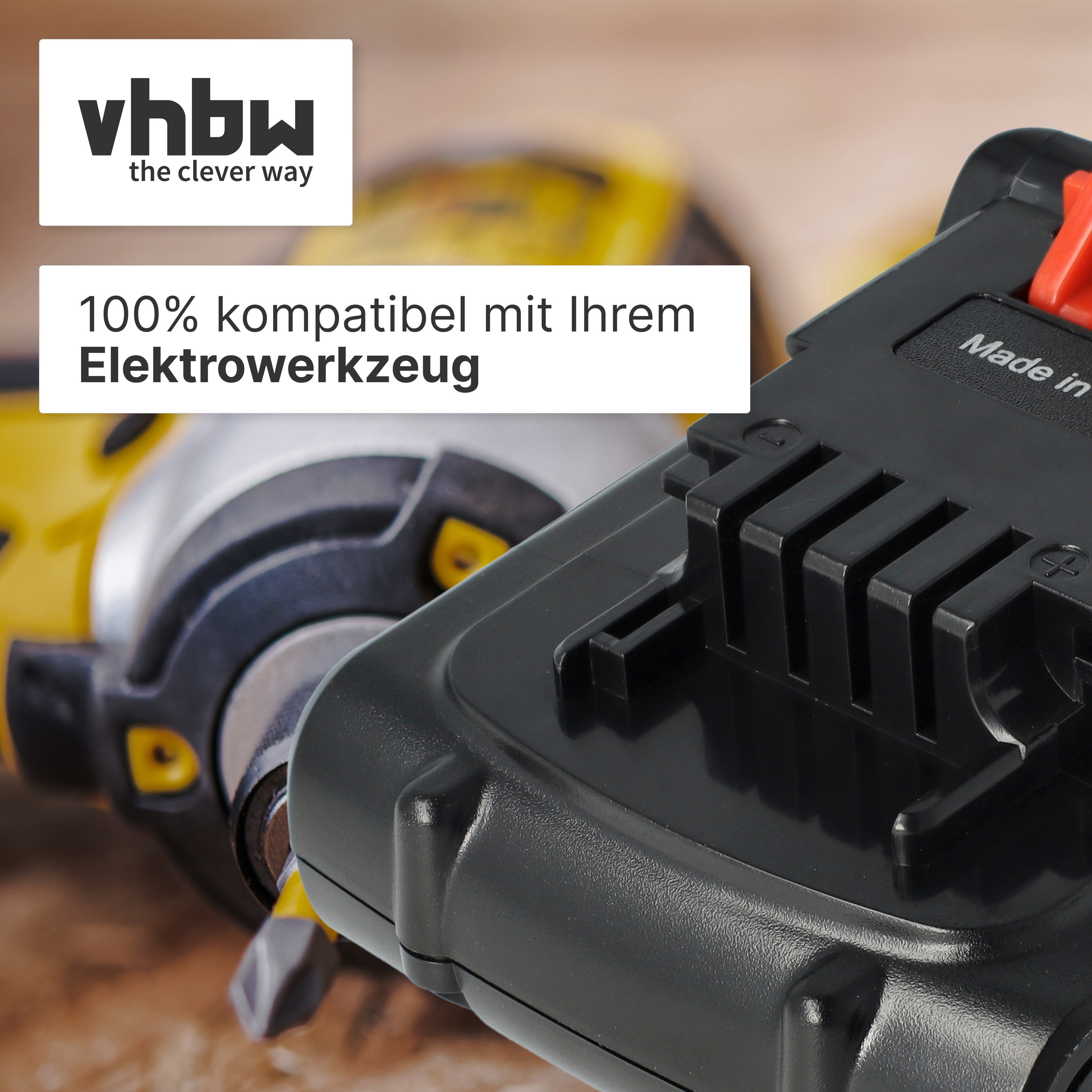 Ein schwarzer Akku liegt vor einem gelben Elektrowerkzeug.