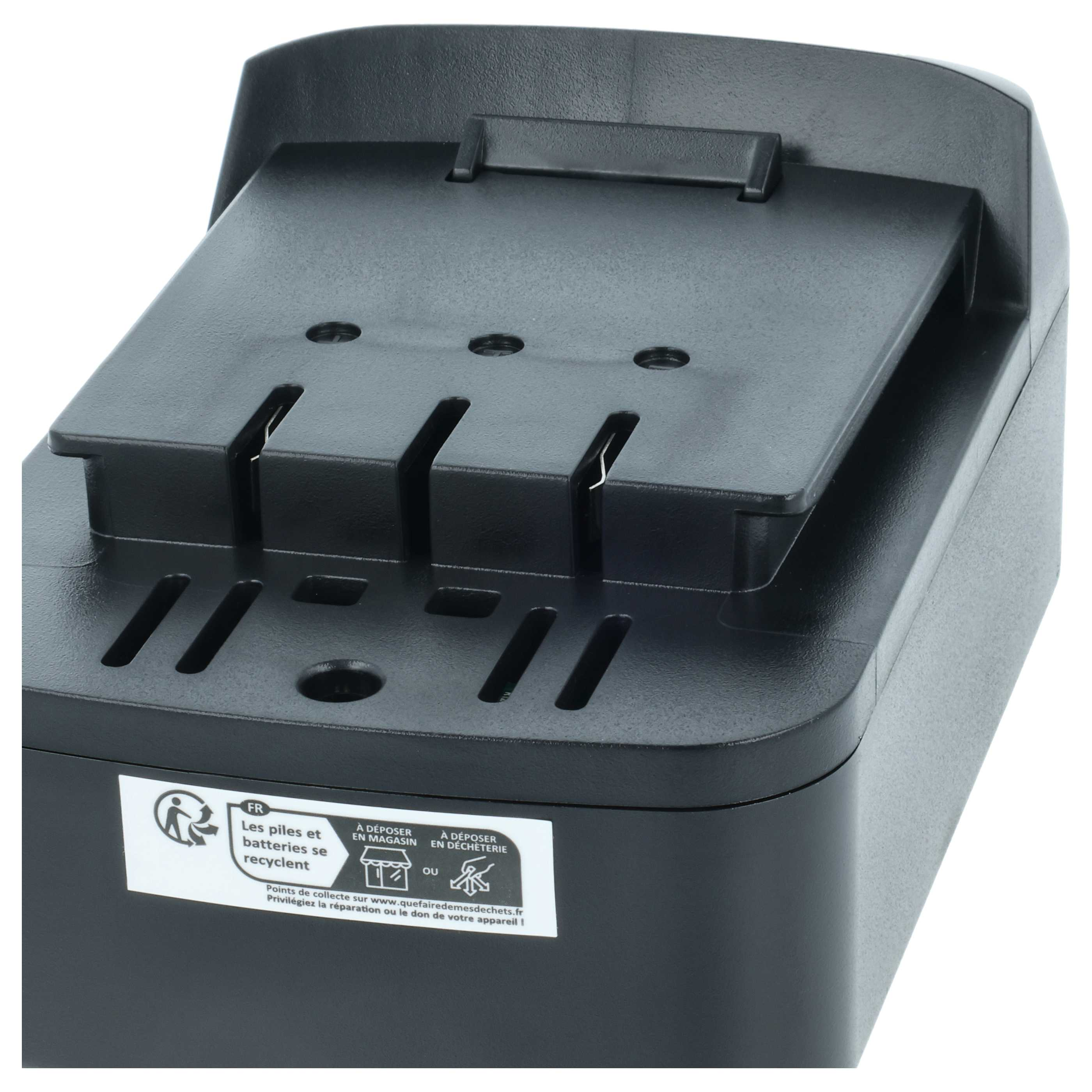 Schwarzes Gerät mit Lüftungsschlitzen und einem Recycling-Aufkleber für Batterien.