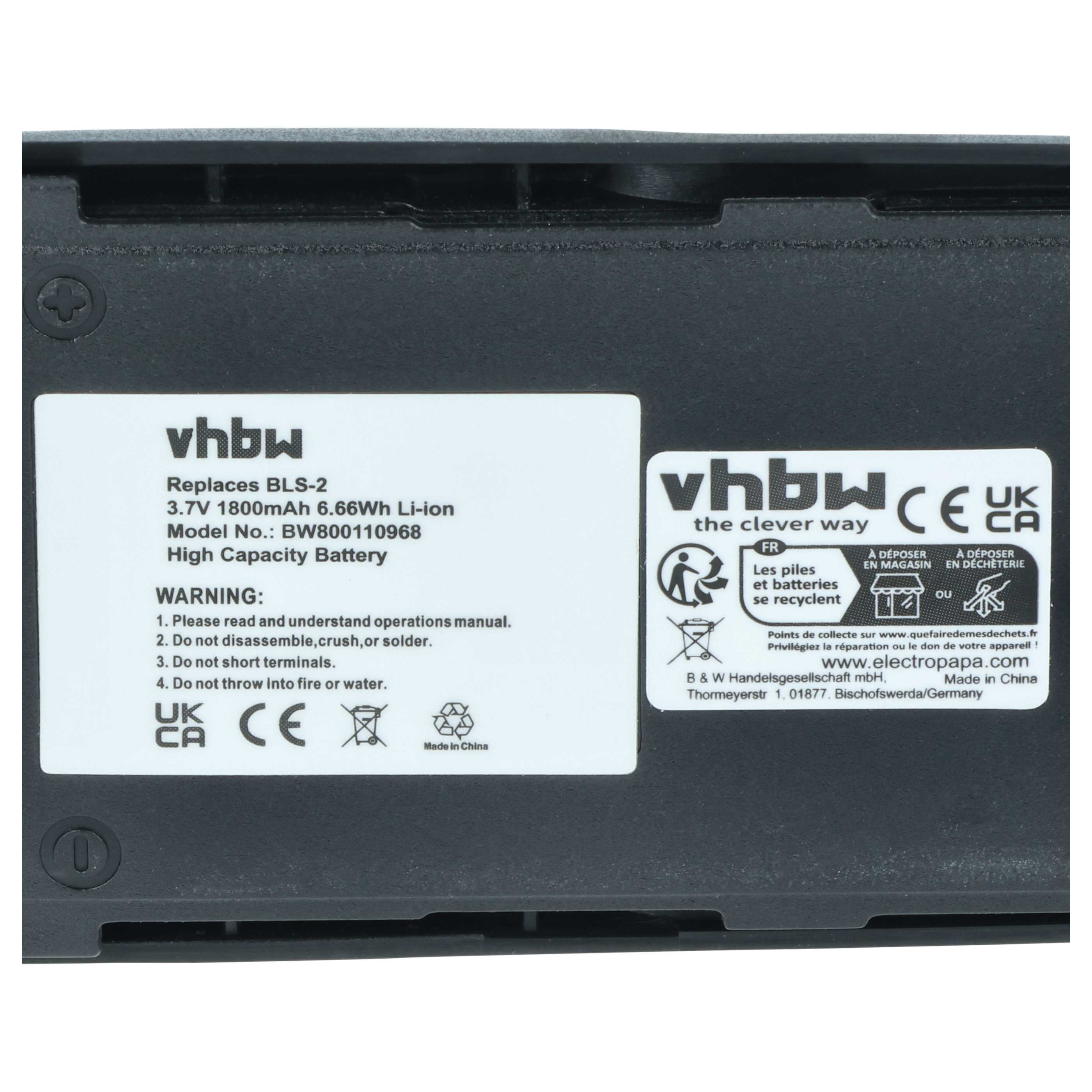 Una batteria nera con etichette bianche e grigie che mostrano dettagli tecnici e avvertenze.