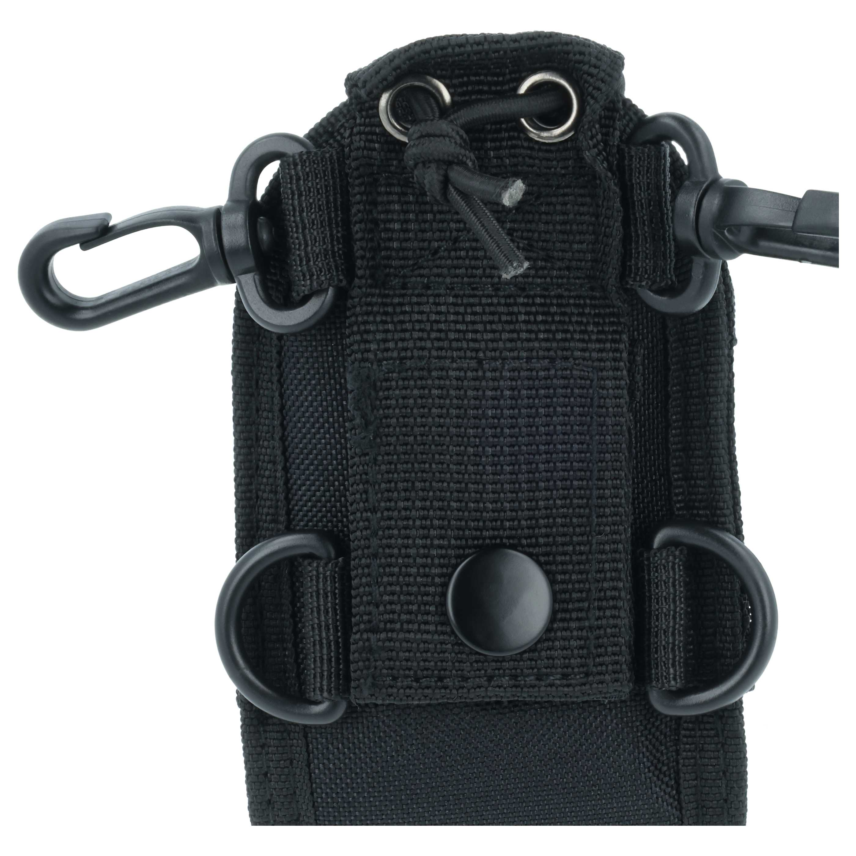 Schwarze Stofftasche mit Schnallen, Ösen und einem Knopf.