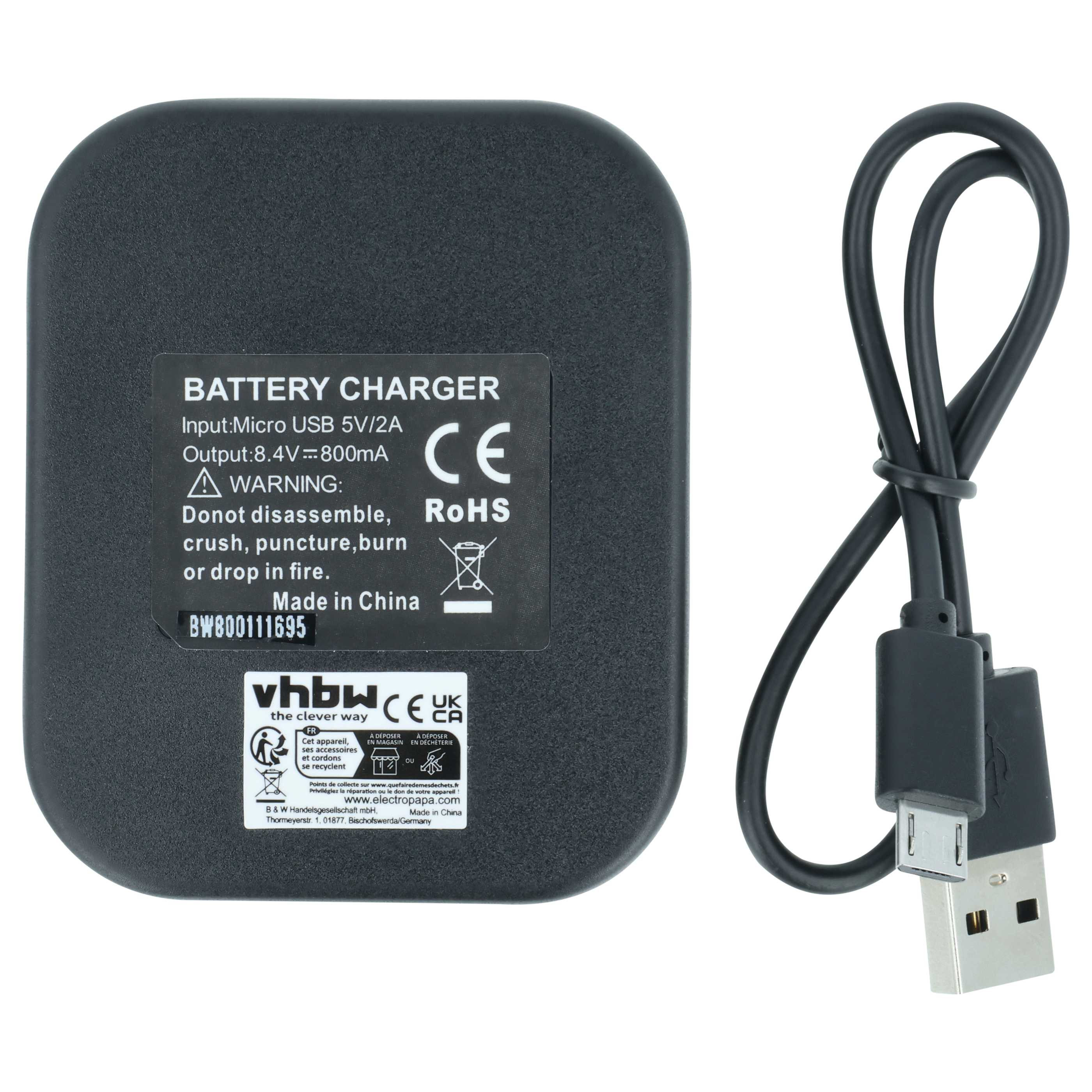 Schwarzes Ladegerät mit USB-Kabel. Beschriftung mit technischen Daten und Warnhinweisen.
