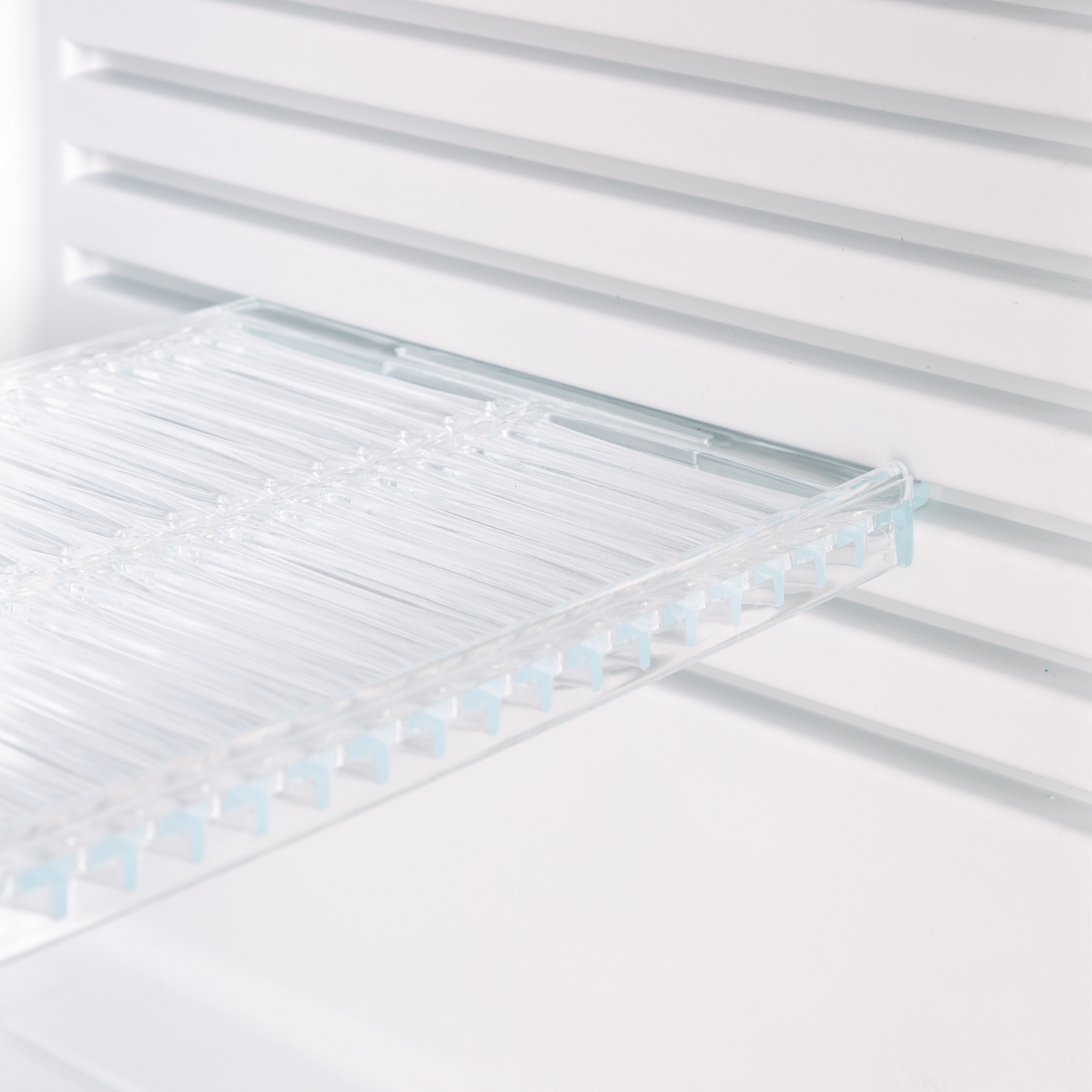 Un recipiente transparente con muchos tubos pequeños uno al lado del otro.