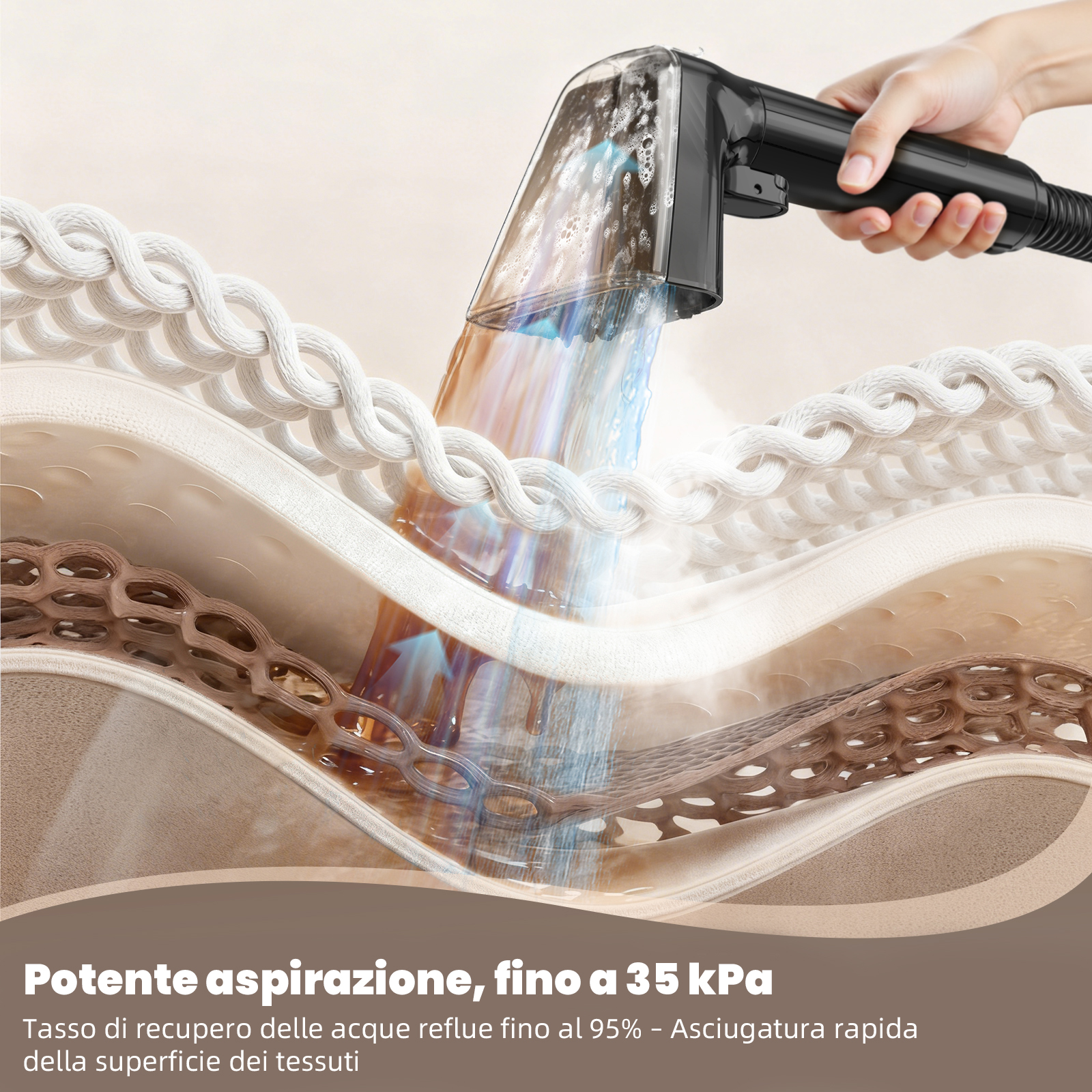 Una mano tiene un ugello aspirante che spruzza acqua su strati di tessuto. Forte aspirazione.
