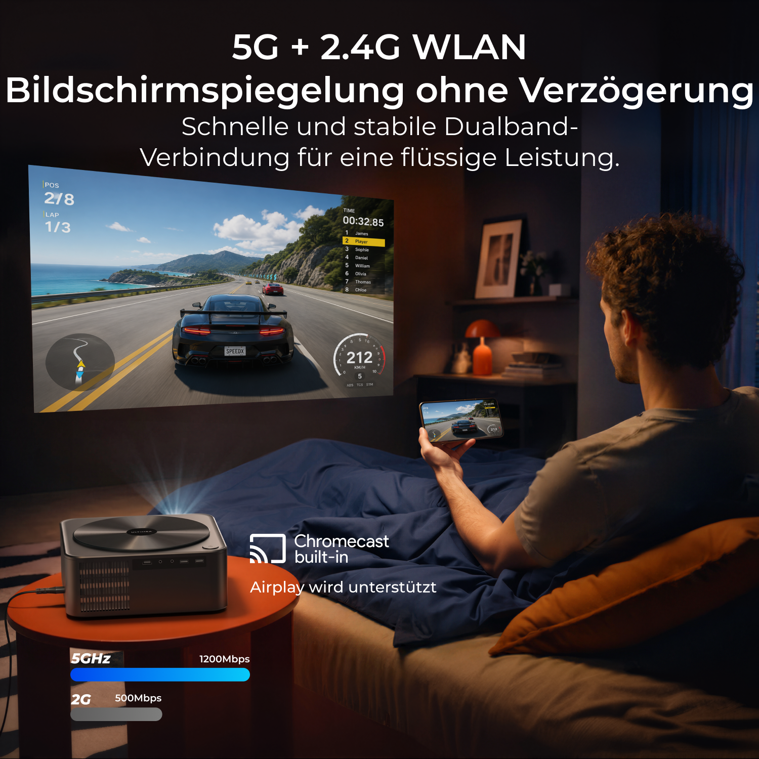 Mann im Bett schaut auf ein Handy, das ein Rennspiel zeigt, das auf eine Leinwand projiziert wird.