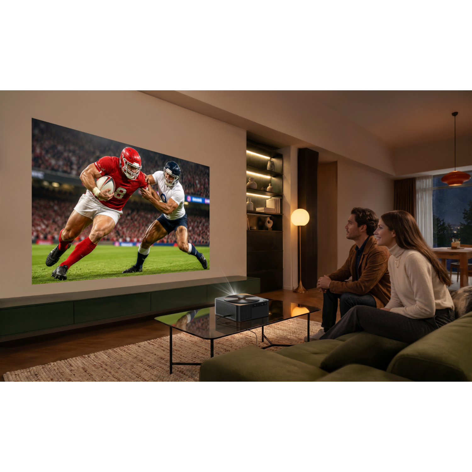Para ogląda futbol amerykański na dużym ekranie projekcyjnym w nowoczesnym salonie.