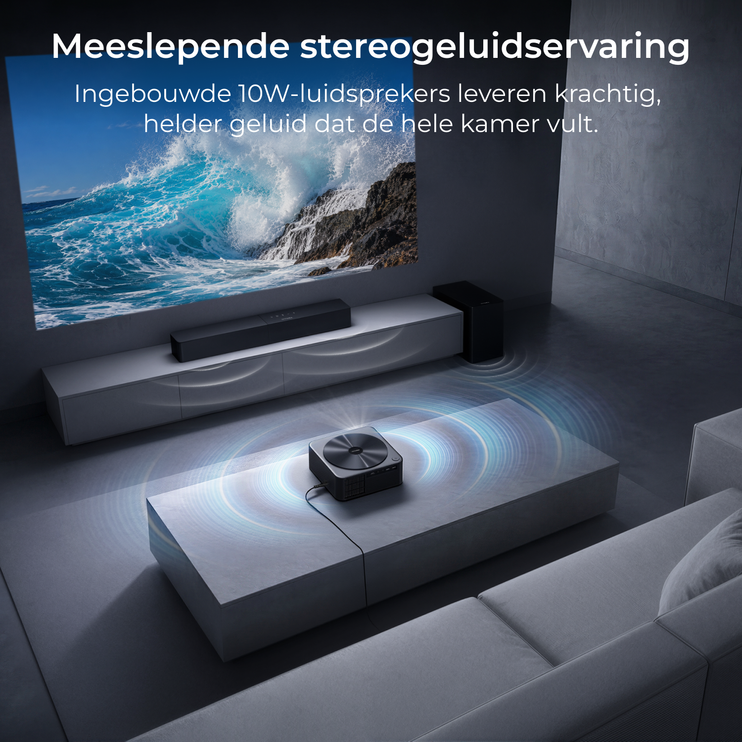 Een projector toont een golf, omringd door geluidsgolven, in een moderne woonkamer.
