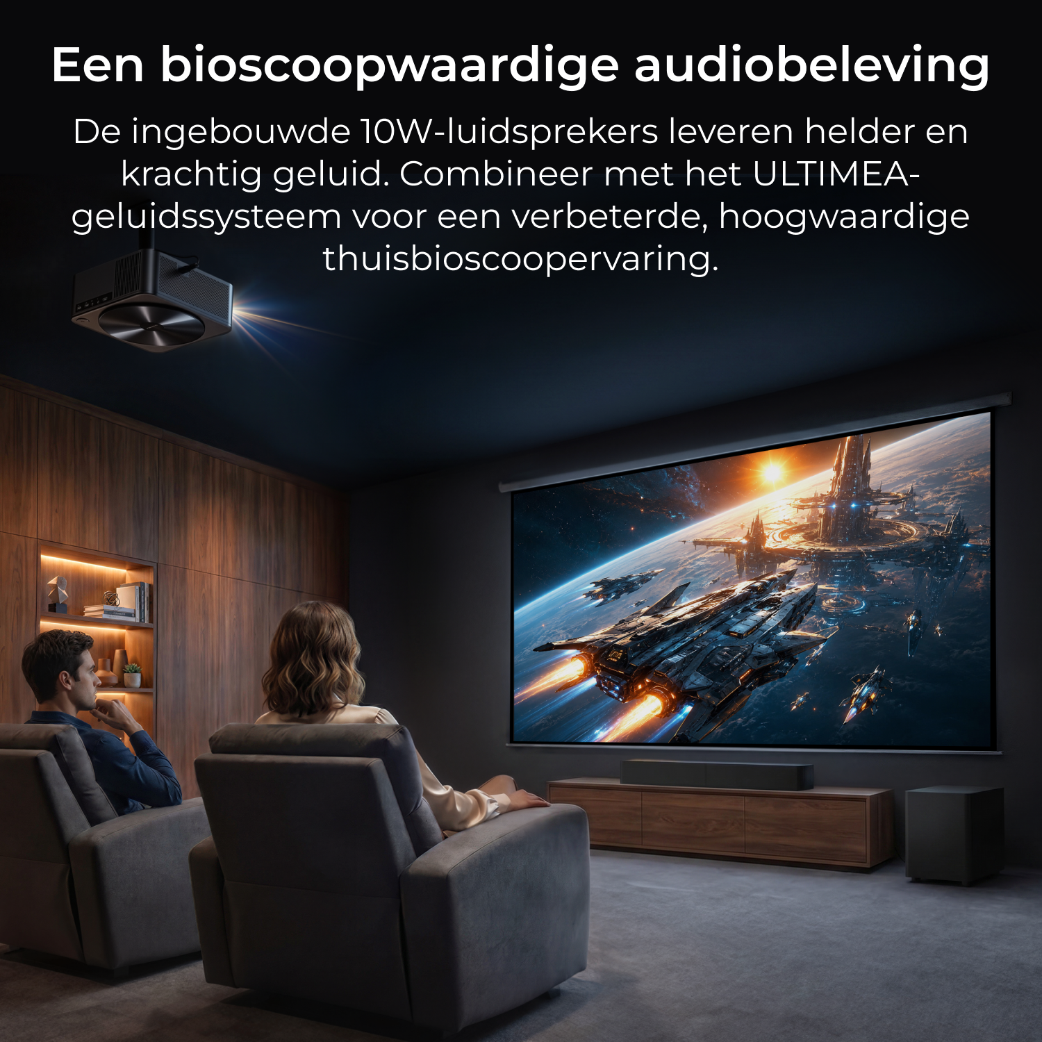 Een stel zit in een donkere kamer naar een groot scherm vol ruimteschepen te kijken.