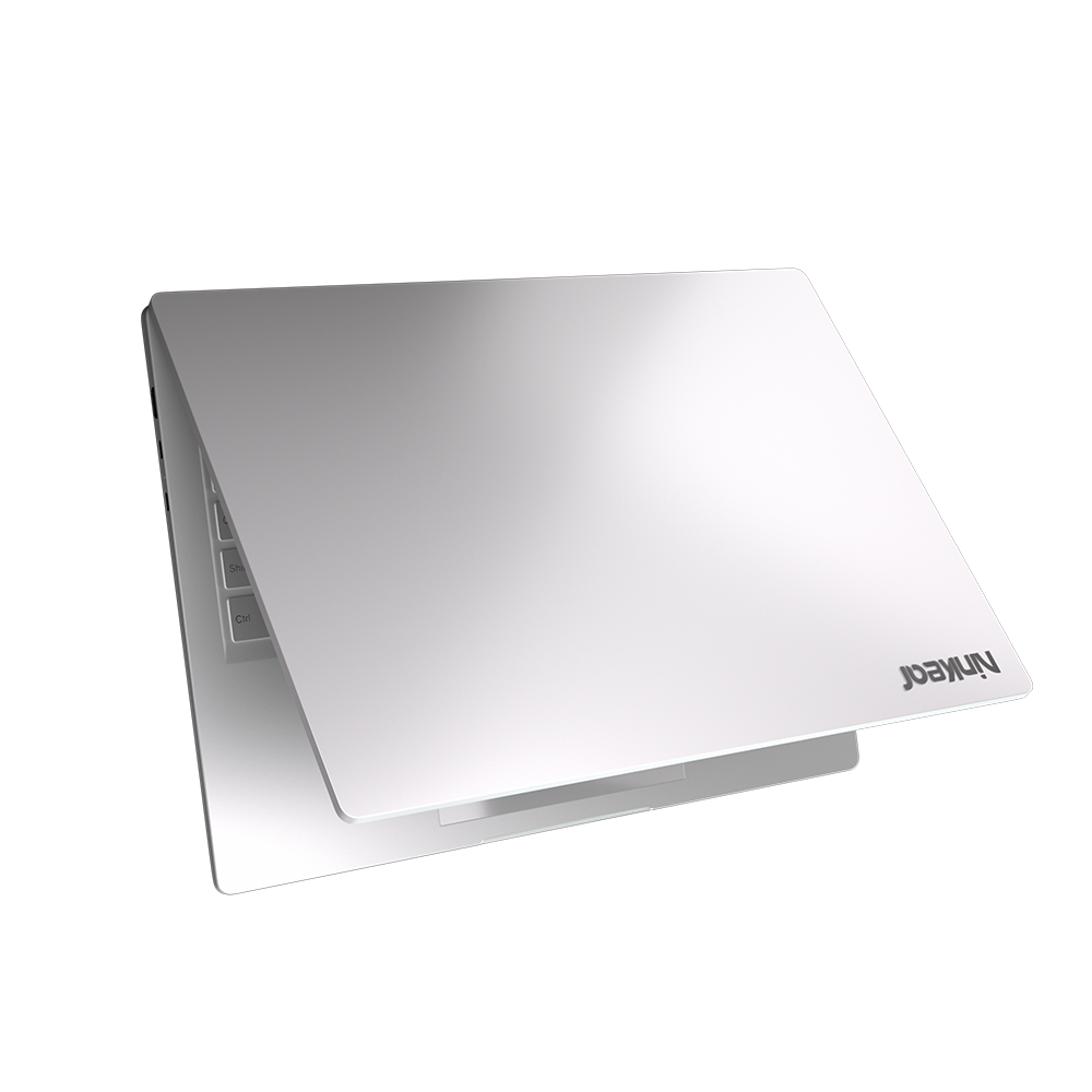 Un portátil plateado con la tapa abierta, teclado visible, sobre fondo blanco.