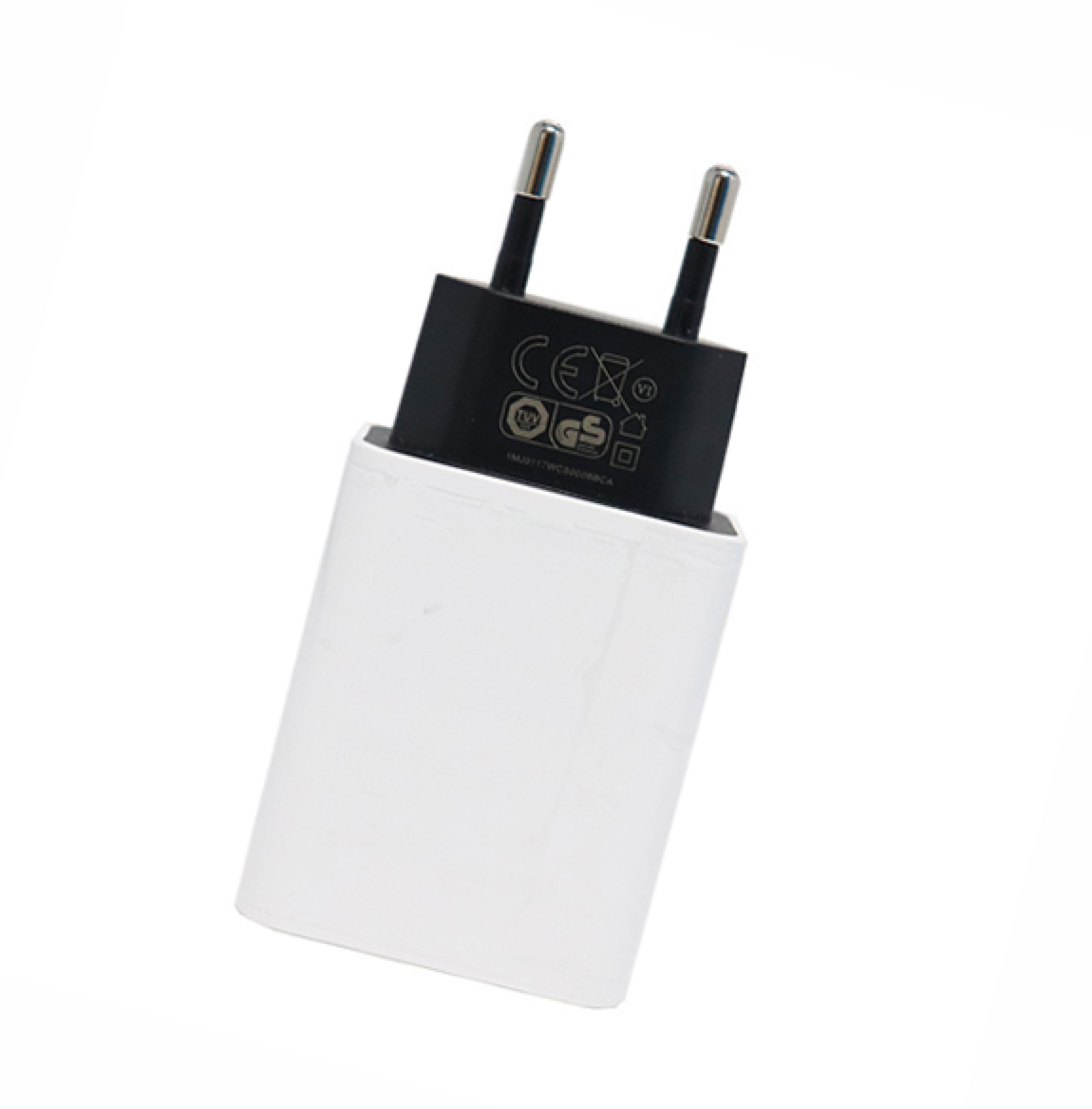 Ein weißer und schwarzer Netzstecker-Adapter mit zwei silbernen Stiften.