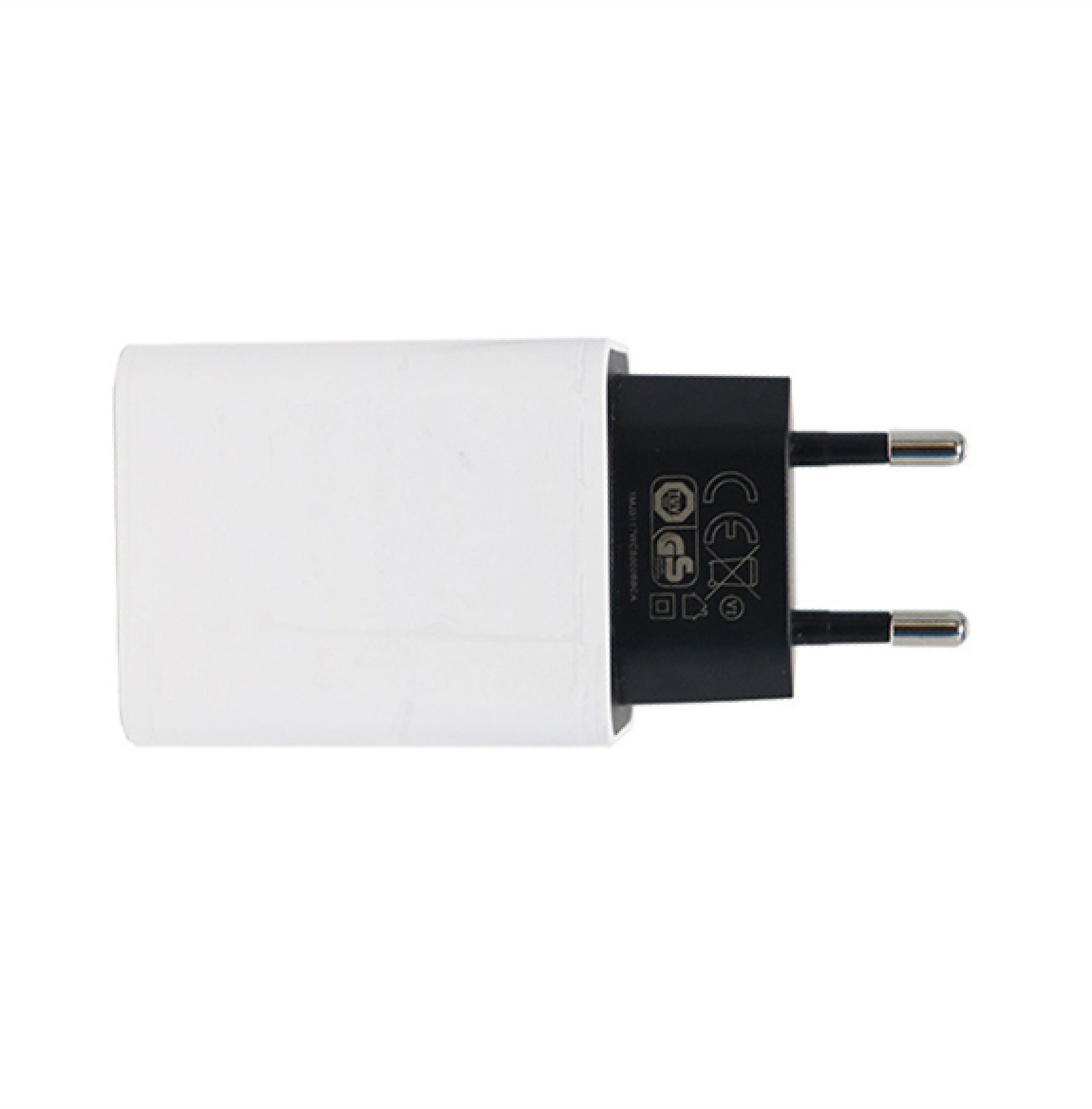 Ein weißer Netzsteckeradapter mit schwarzen Stiften und Zertifizierungsmarkierungen.