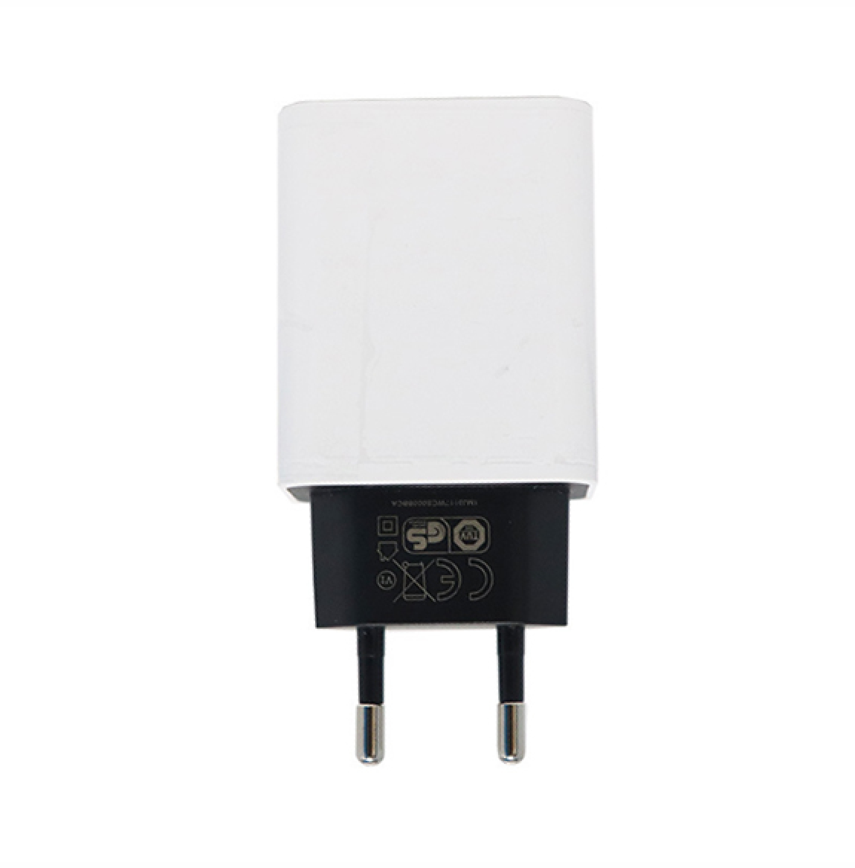 Ein weißer Netzstecker mit schwarzen Details und zwei silbernen Stiften.