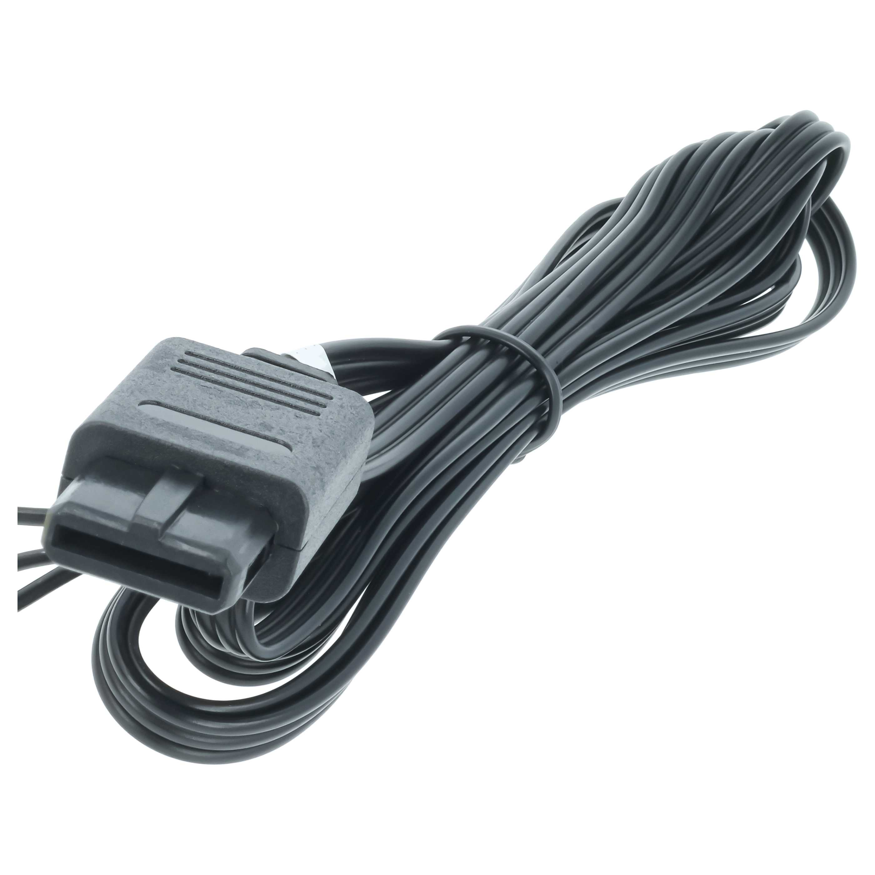 Ein schwarzes Stromkabel mit grauem Stecker ist auf weißem Grund aufgerollt.