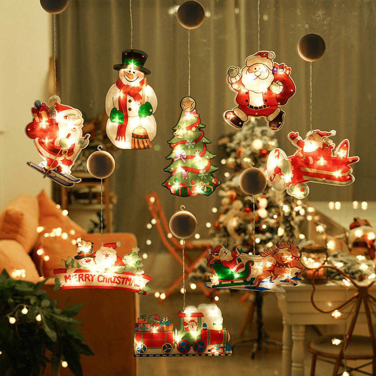 Weihnachts-Fensterdeko: Lichterketten mit Nikolaus, Schneemann, Baum, Schlitten, Zug.