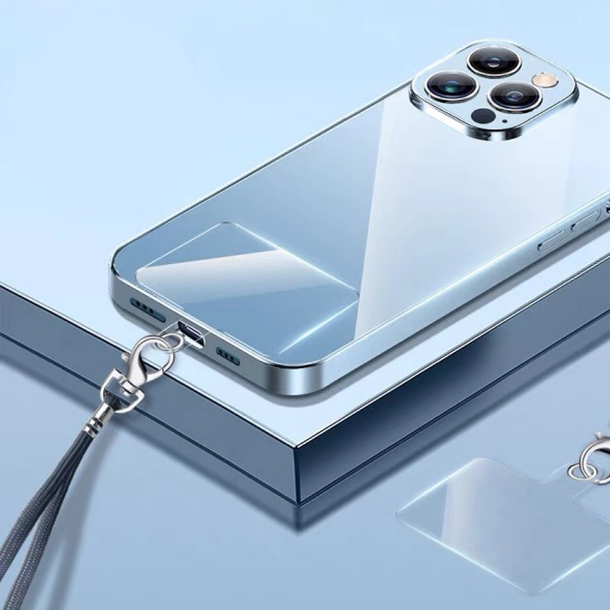 Ein durchsichtiges Handycase mit Lanyard, auf einem blauen Podest.