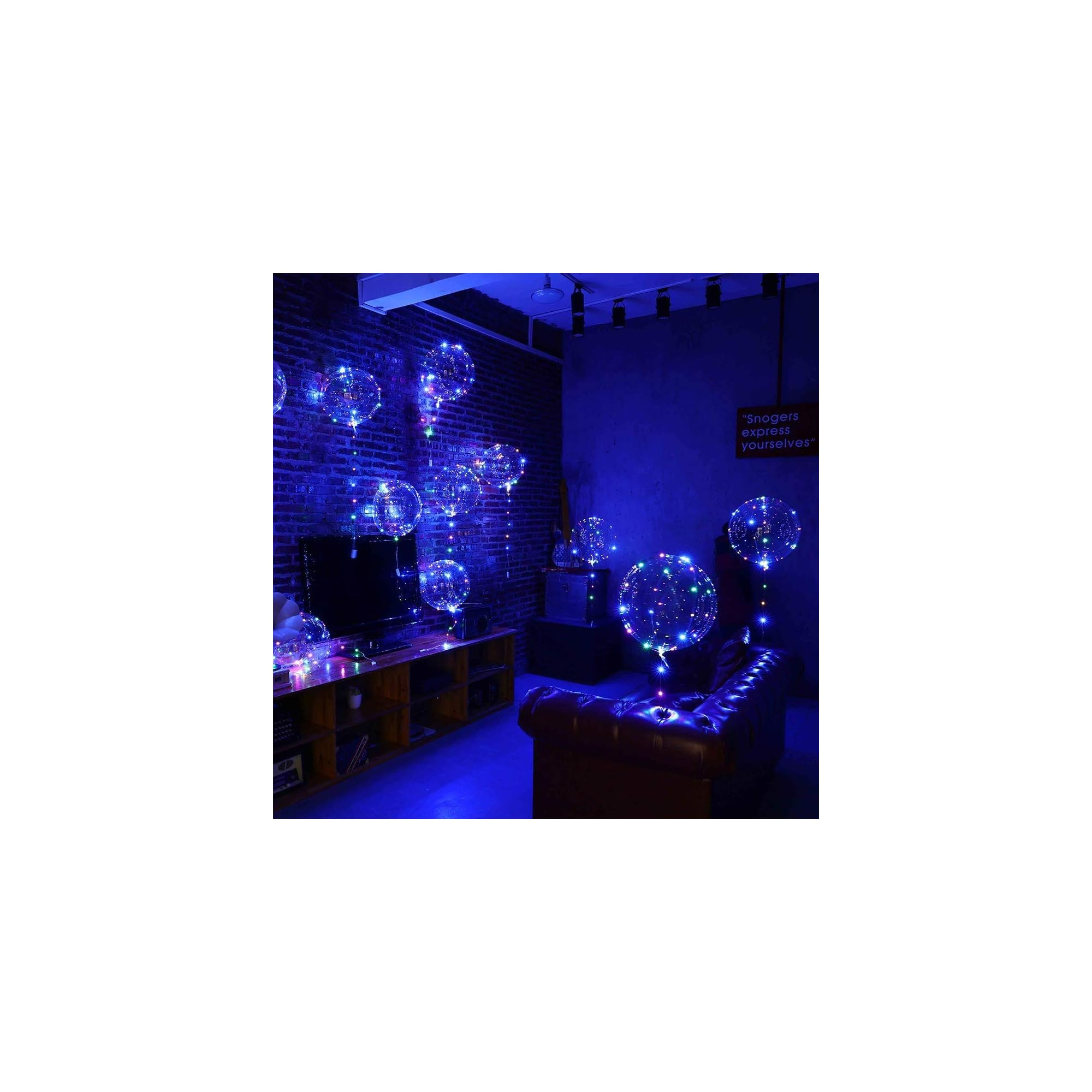 Ein dunkler Raum mit blauer Beleuchtung zeigt zahlreiche klare Ballons, die von farbigen LED-Lichtern beleuchtet werden und eine festliche Atmosphäre schaffen.