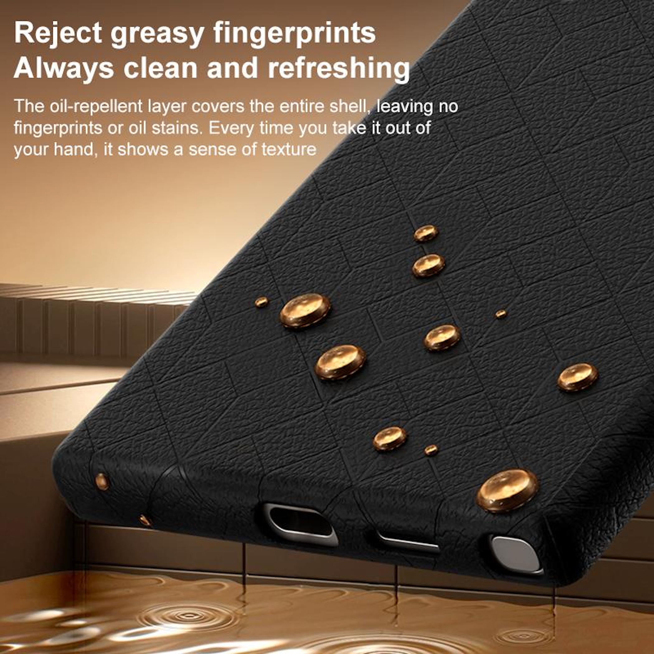 Schwarze Handyhülle mit Wassertropfen, reflektierender Oberfläche.