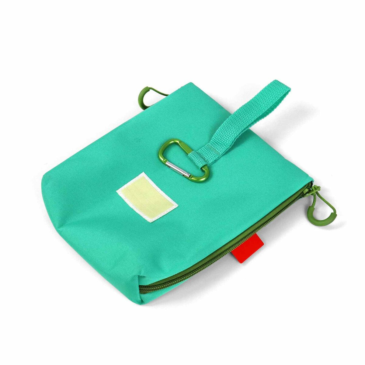 Eine grüne Tasche mit Reißverschluss, Karabiner und Schlaufe.