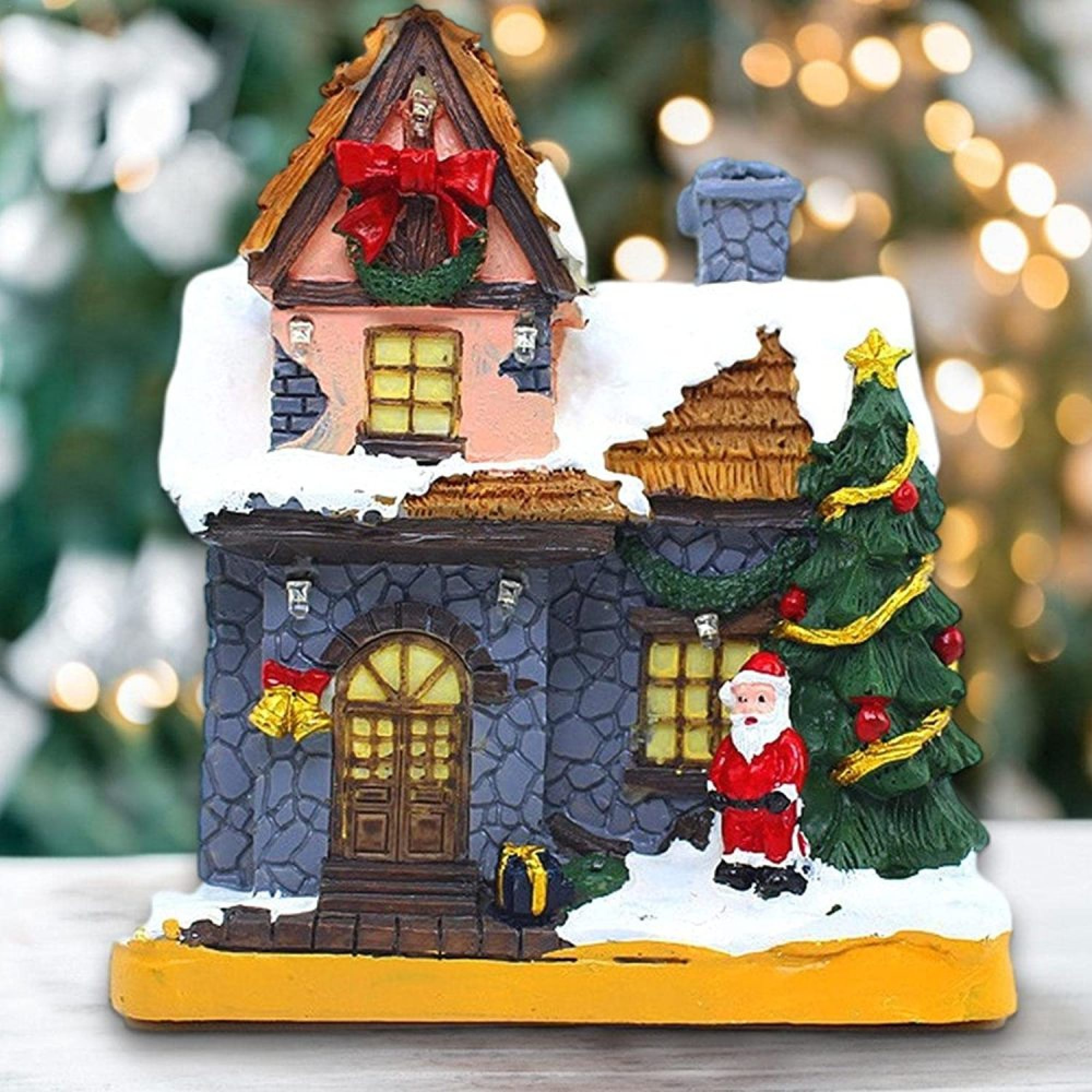Weihnachtshaus mit Santa, Baum, Geschenken und Schneeflocken.