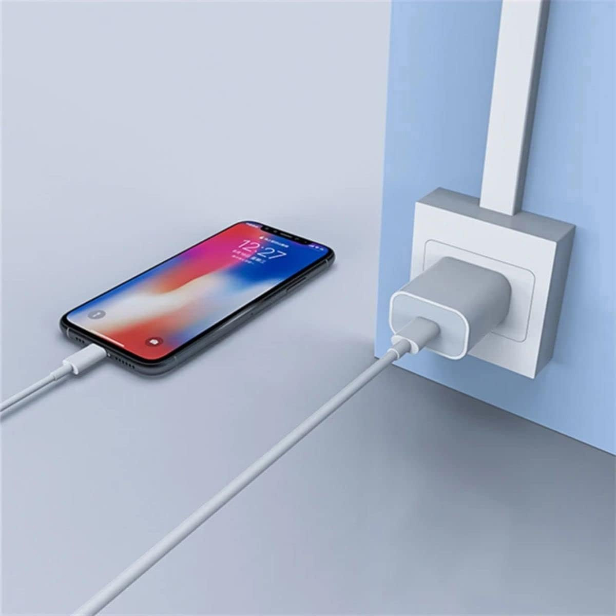 Ein Smartphone wird mit einem weißen Ladegerät aufgeladen, das in eine Steckdose gesteckt ist.