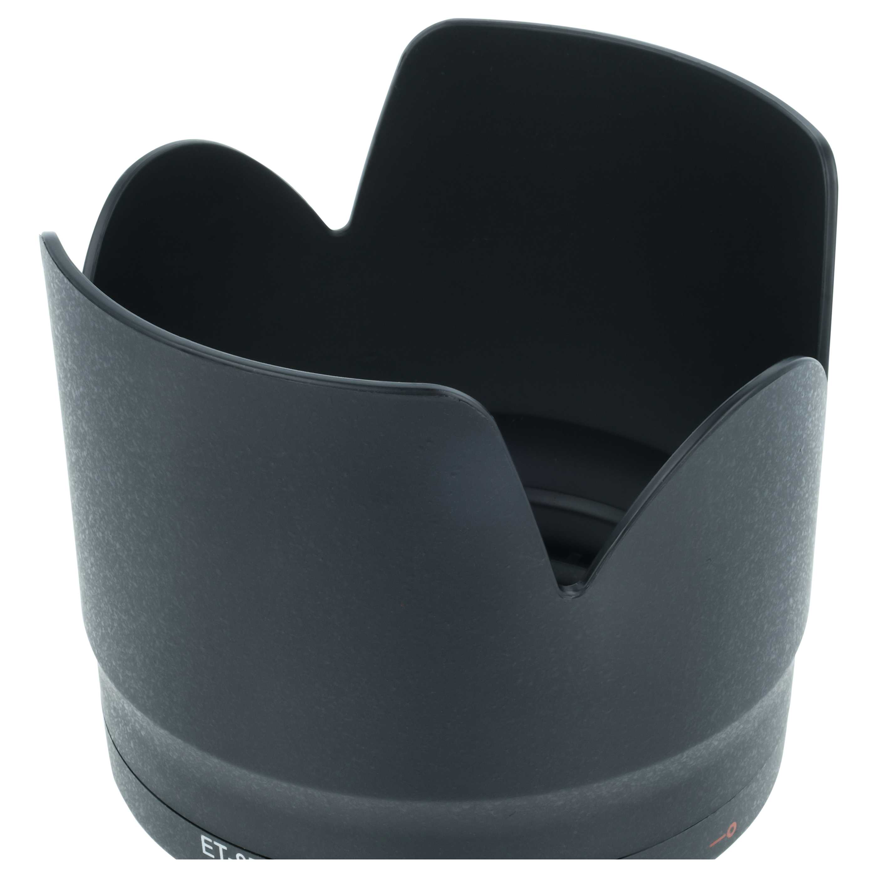 Schwarze Kamera-Objektivhaube mit Blütenblattdesign, auf weißem Hintergrund.