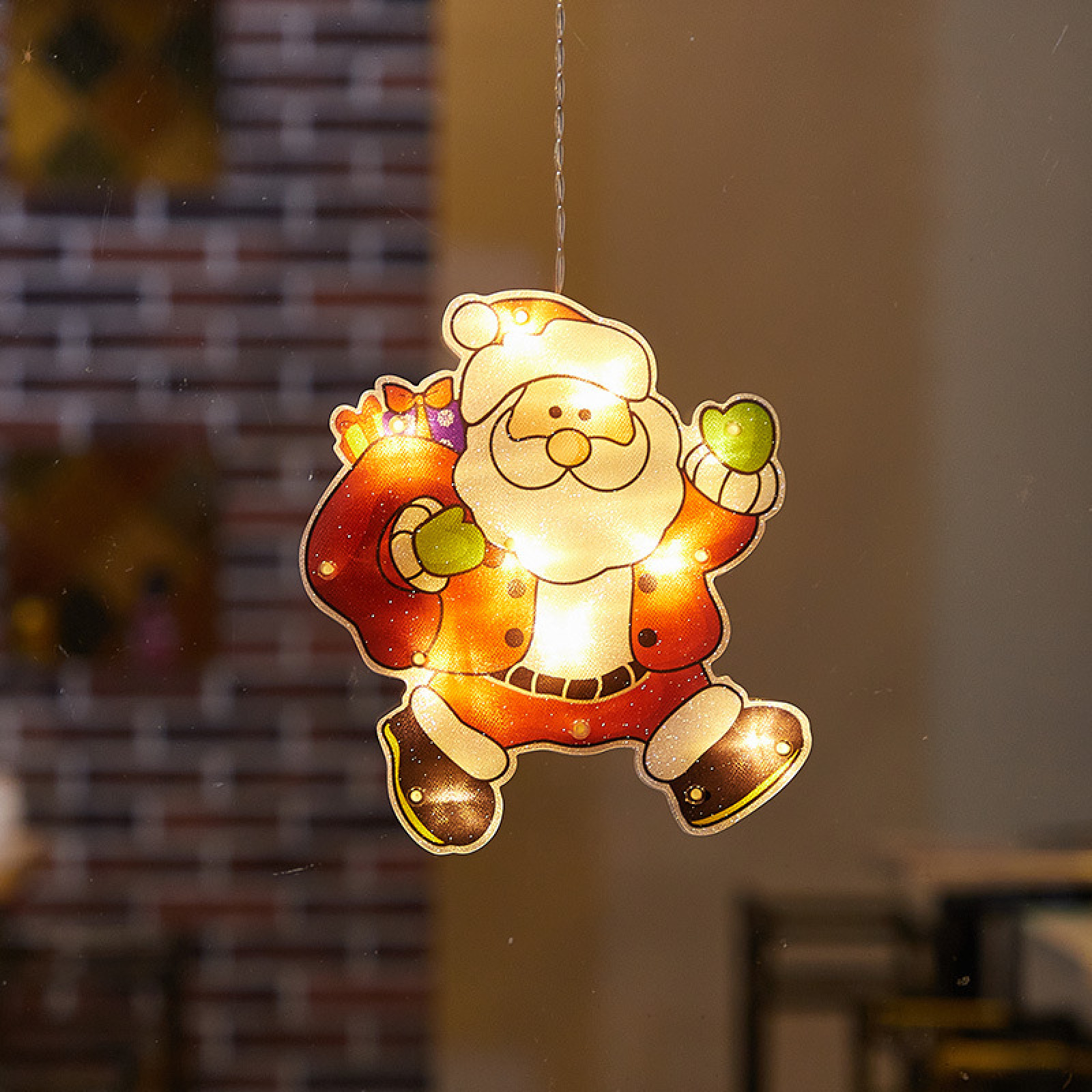 Beleuchteter Weihnachtsmann mit Geschenkbeutel, der an einer Schnur hängt.