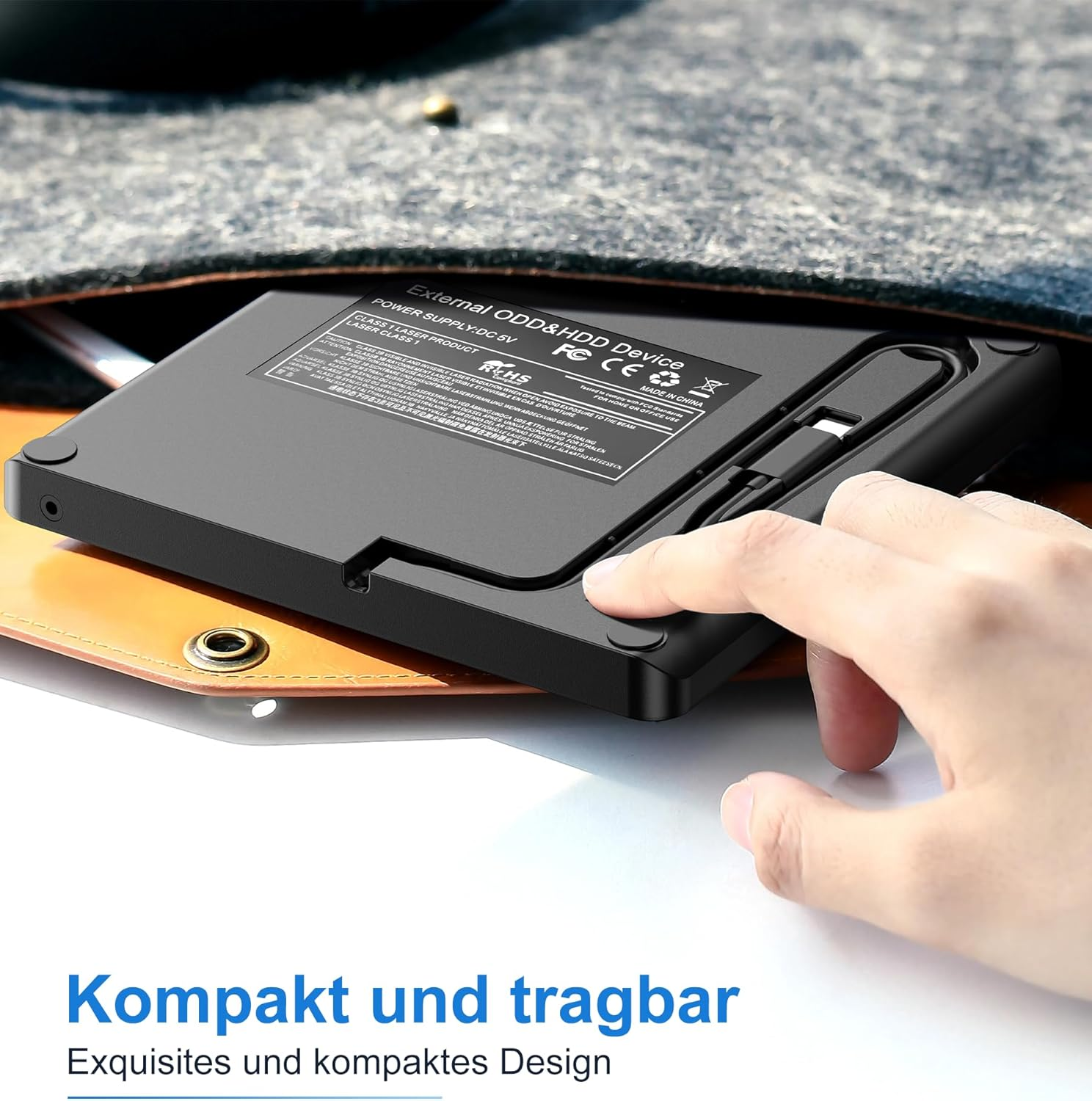 Ein schwarzes externes ODD&HDD-Gerät mit Kabel wird in eine Tasche gesteckt.