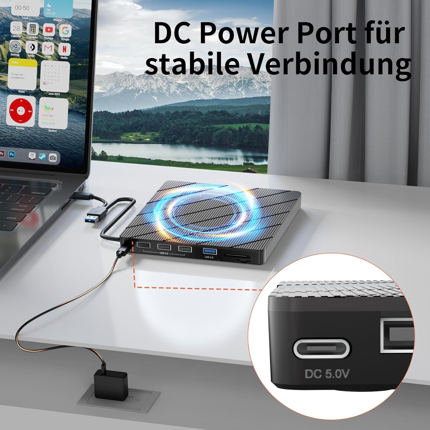 Ein Laptop ist mit einem schwarzen Dock verbunden, das über USB- und SD-Anschlüsse verfügt.