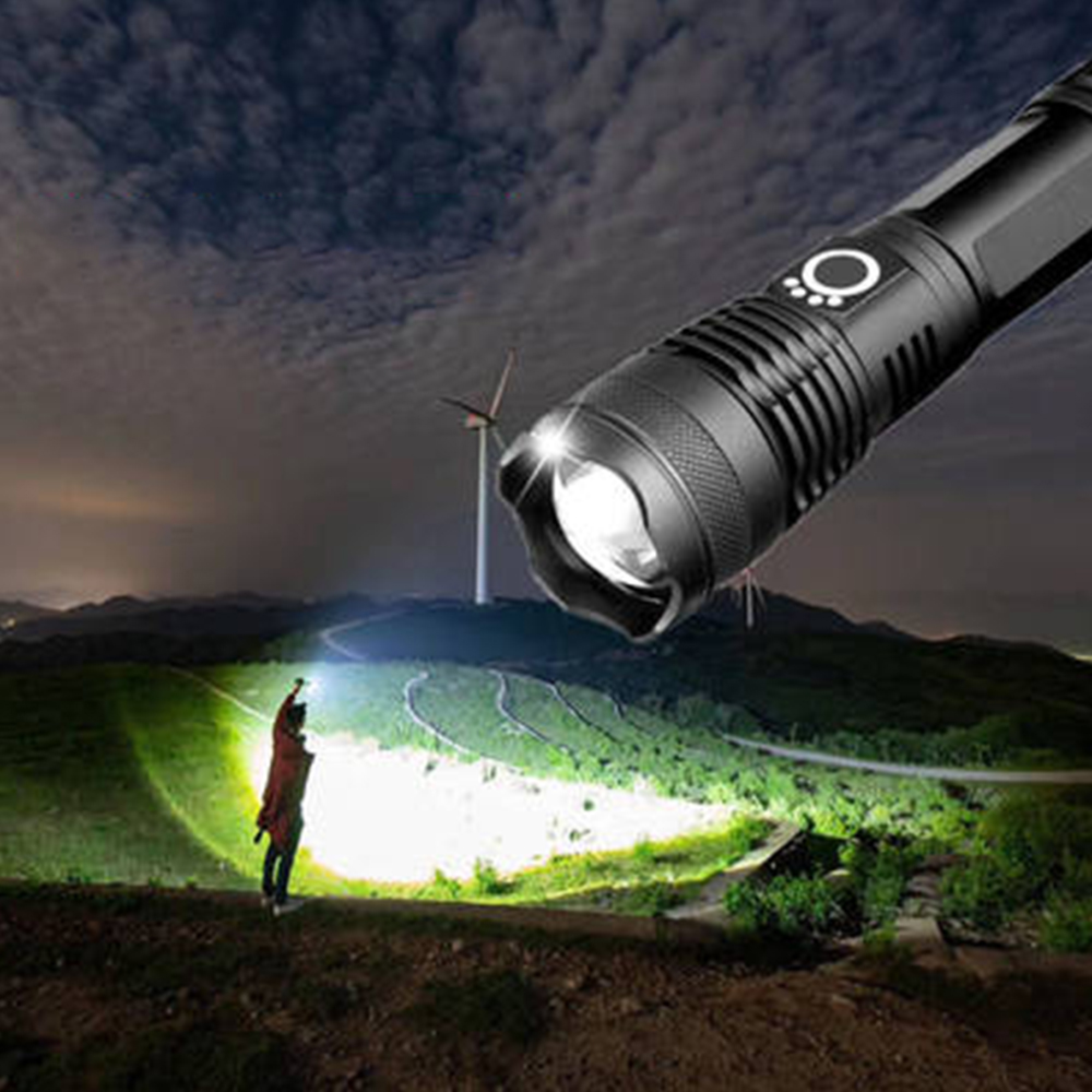 Eine Taschenlampe leuchtet auf einen Mann, der im Dunkeln auf einem Hügel steht.