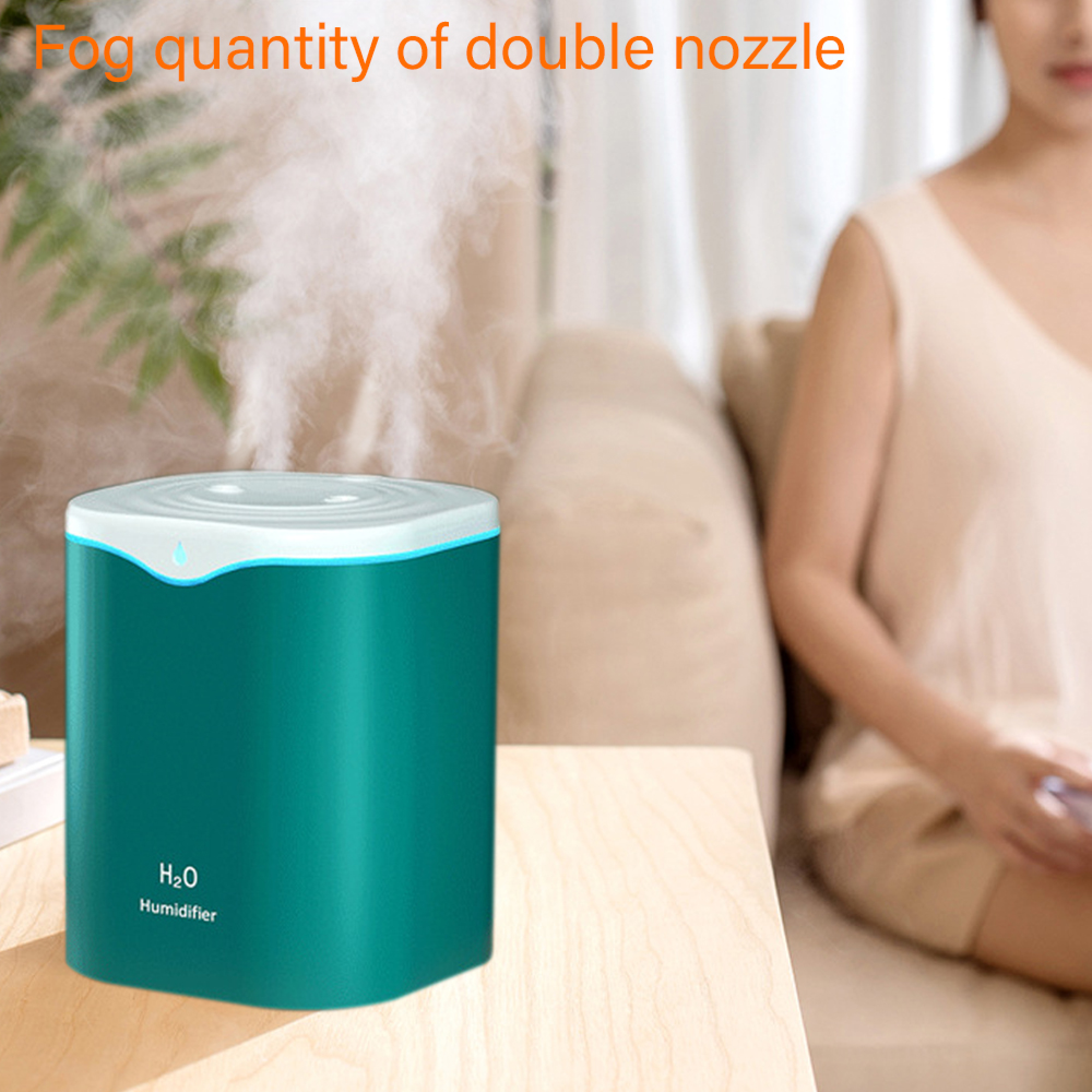 Ein tealfarbener Luftbefeuchter mit H2O-Schriftzug gibt Nebel ab.