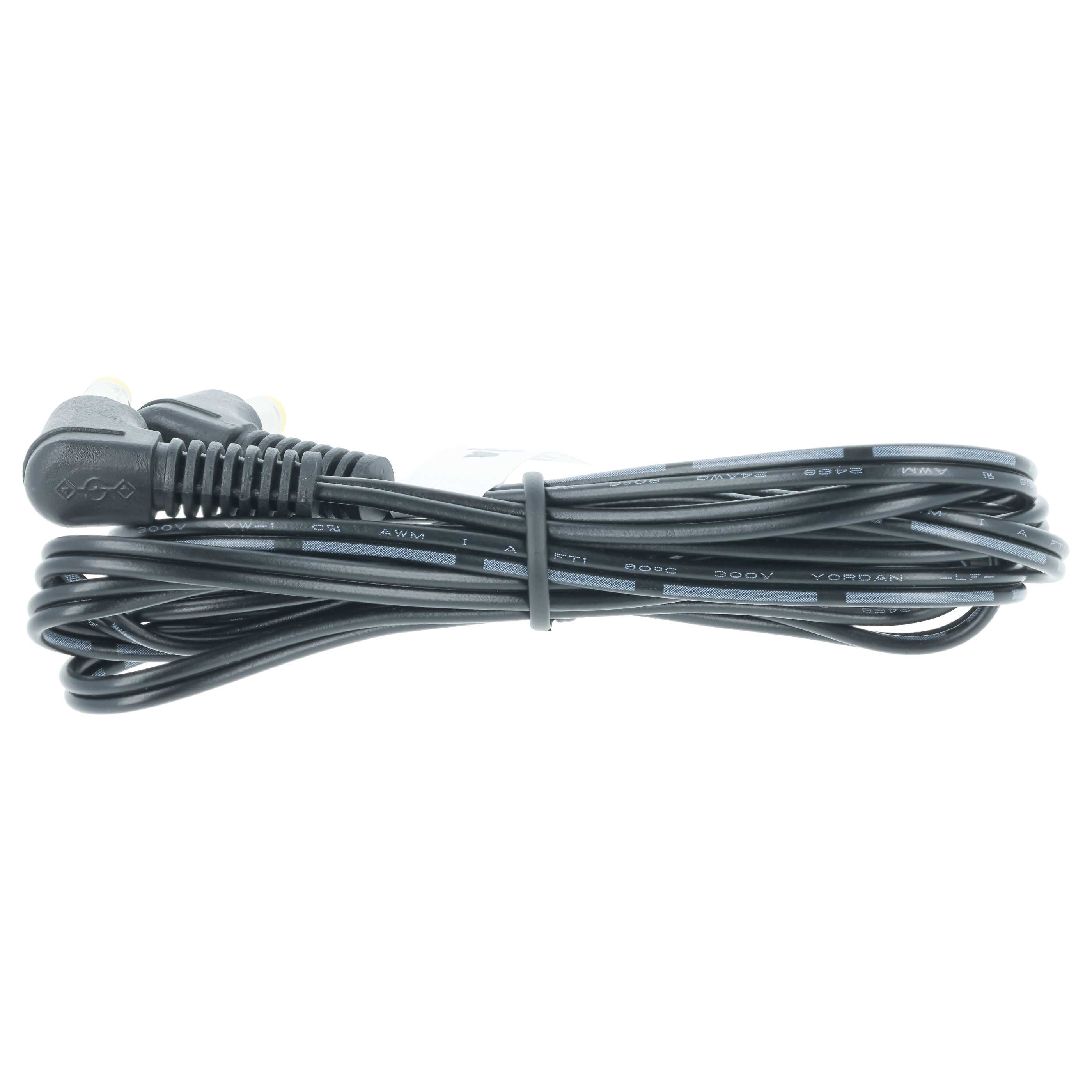 Ein aufgerolltes schwarzes Kabel mit zwei gewinkelten Steckern und gelben Spitzen auf Weiß.