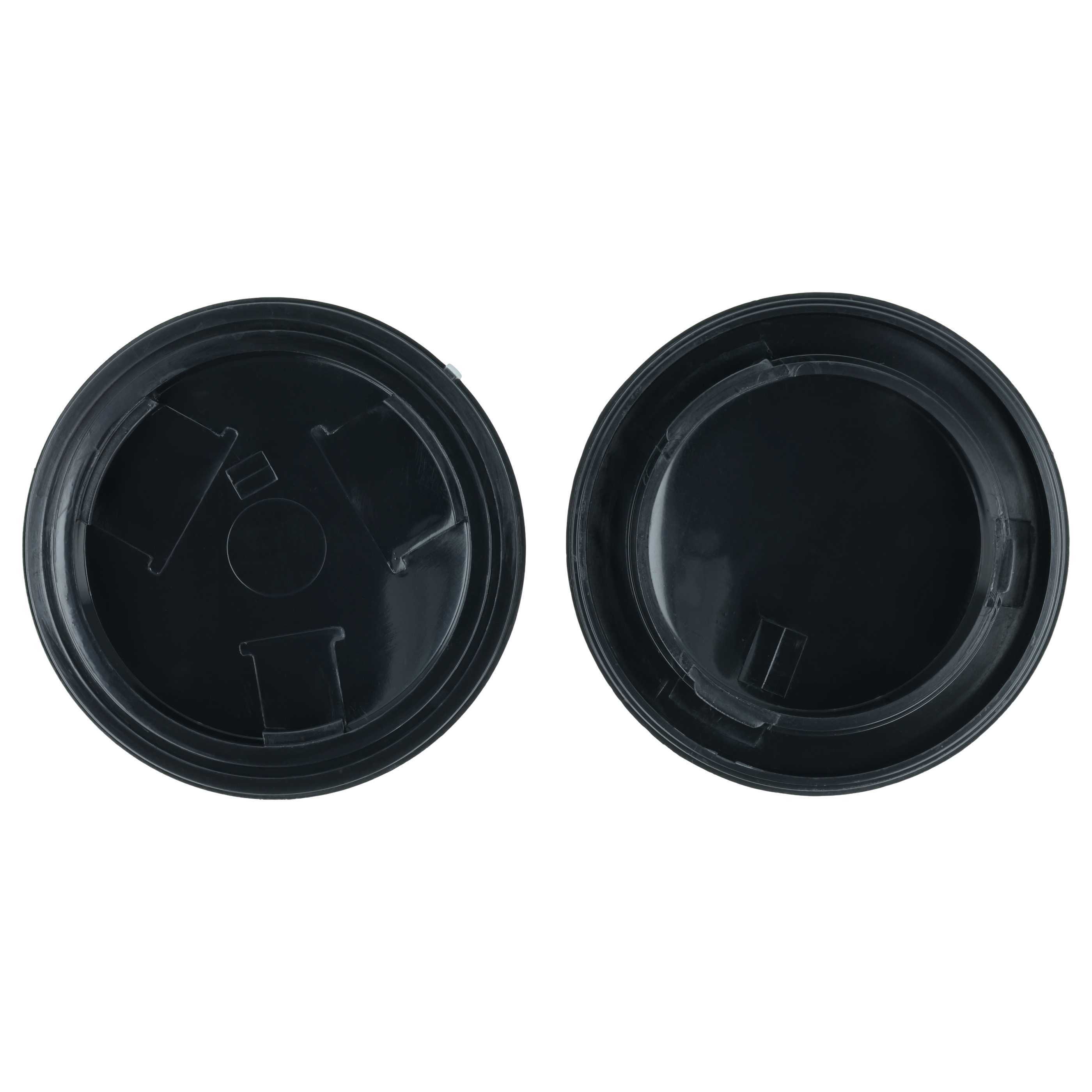 Zwei schwarze Deckel, aus Kunststoff, mit Rillen und Verriegelungsnuten.