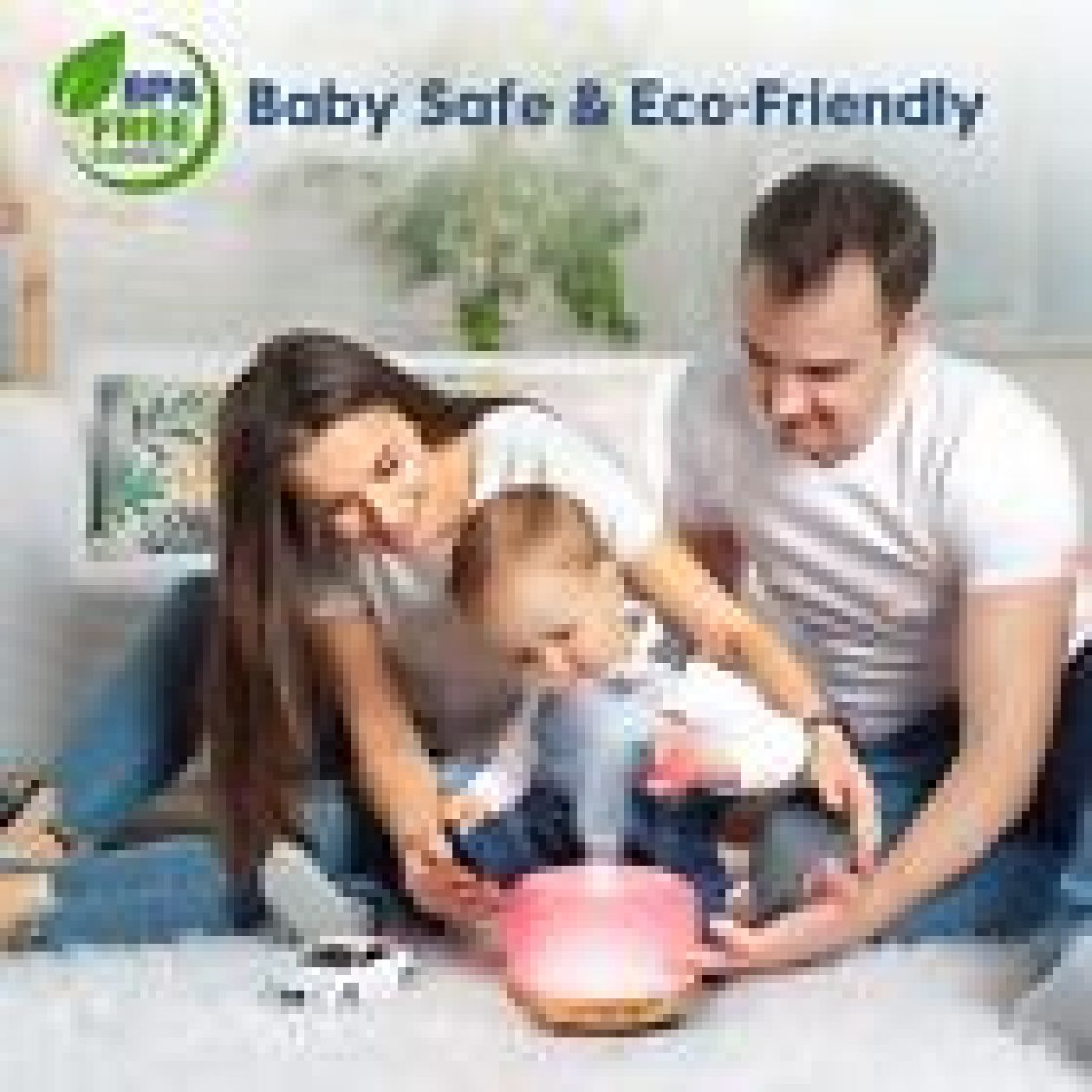 Familie mit Baby um einen rosafarbenen Diffusor. Babysicher & umweltfreundlich.