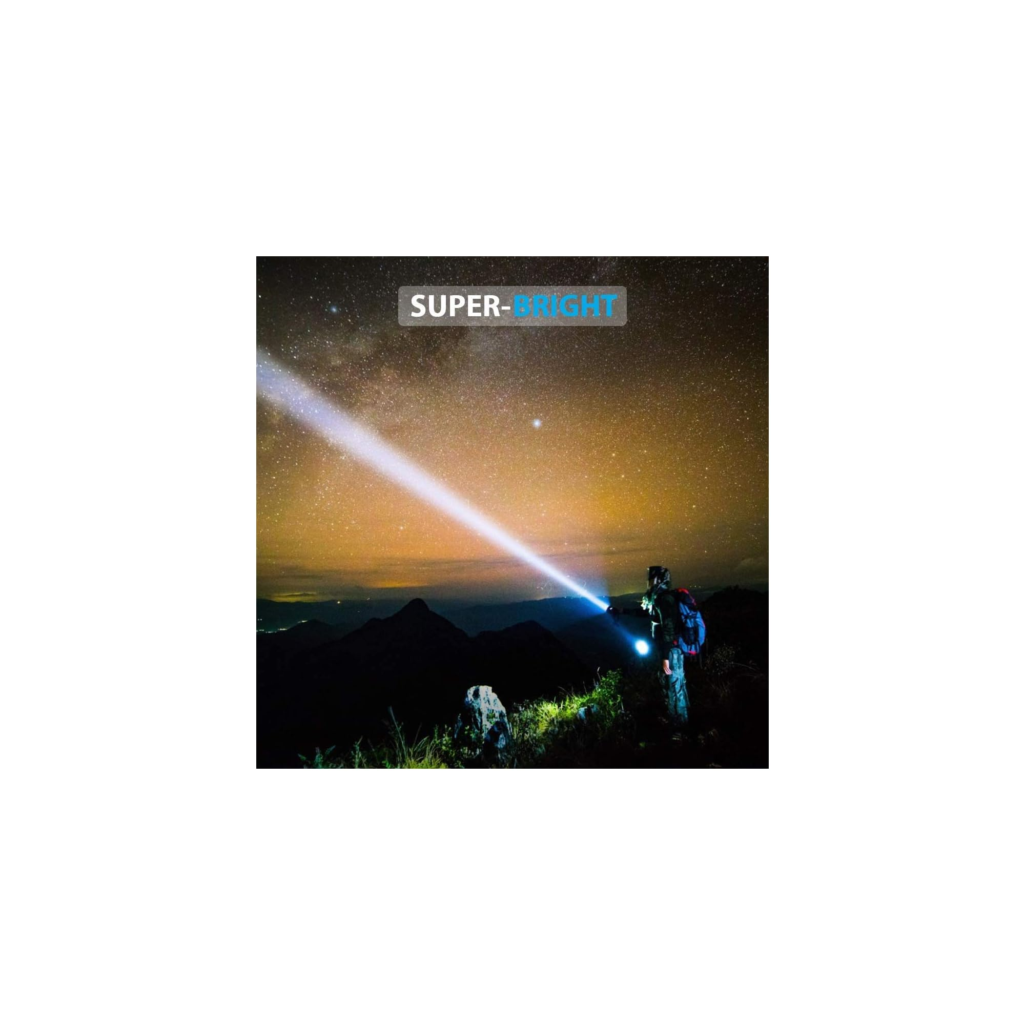 Ein Mann mit Rucksack beleuchtet mit einer Taschenlampe den Sternenhimmel.