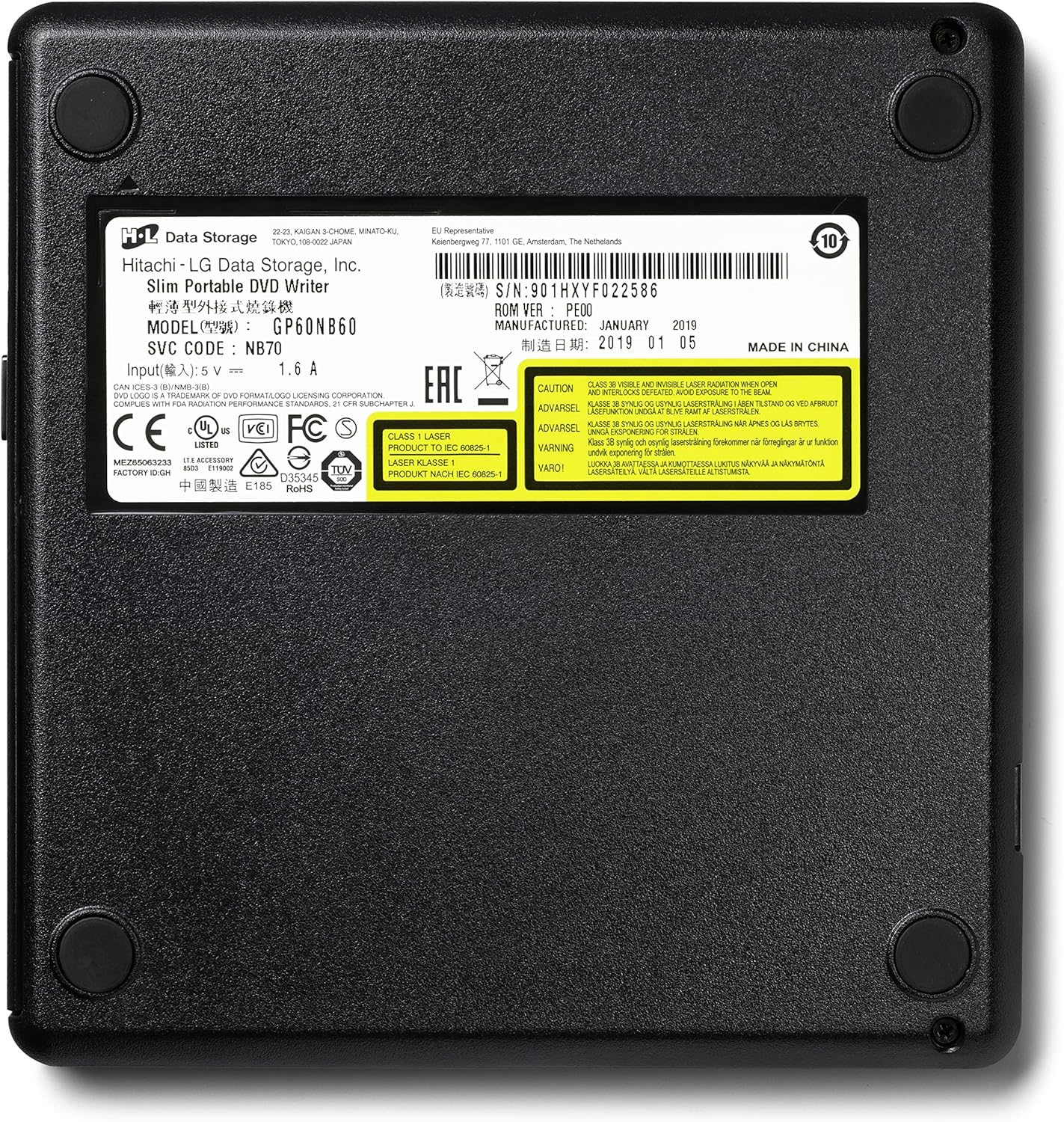 Unterseite eines Slim Portable DVD Writers mit technischen Informationen und Zulassungszeichen.