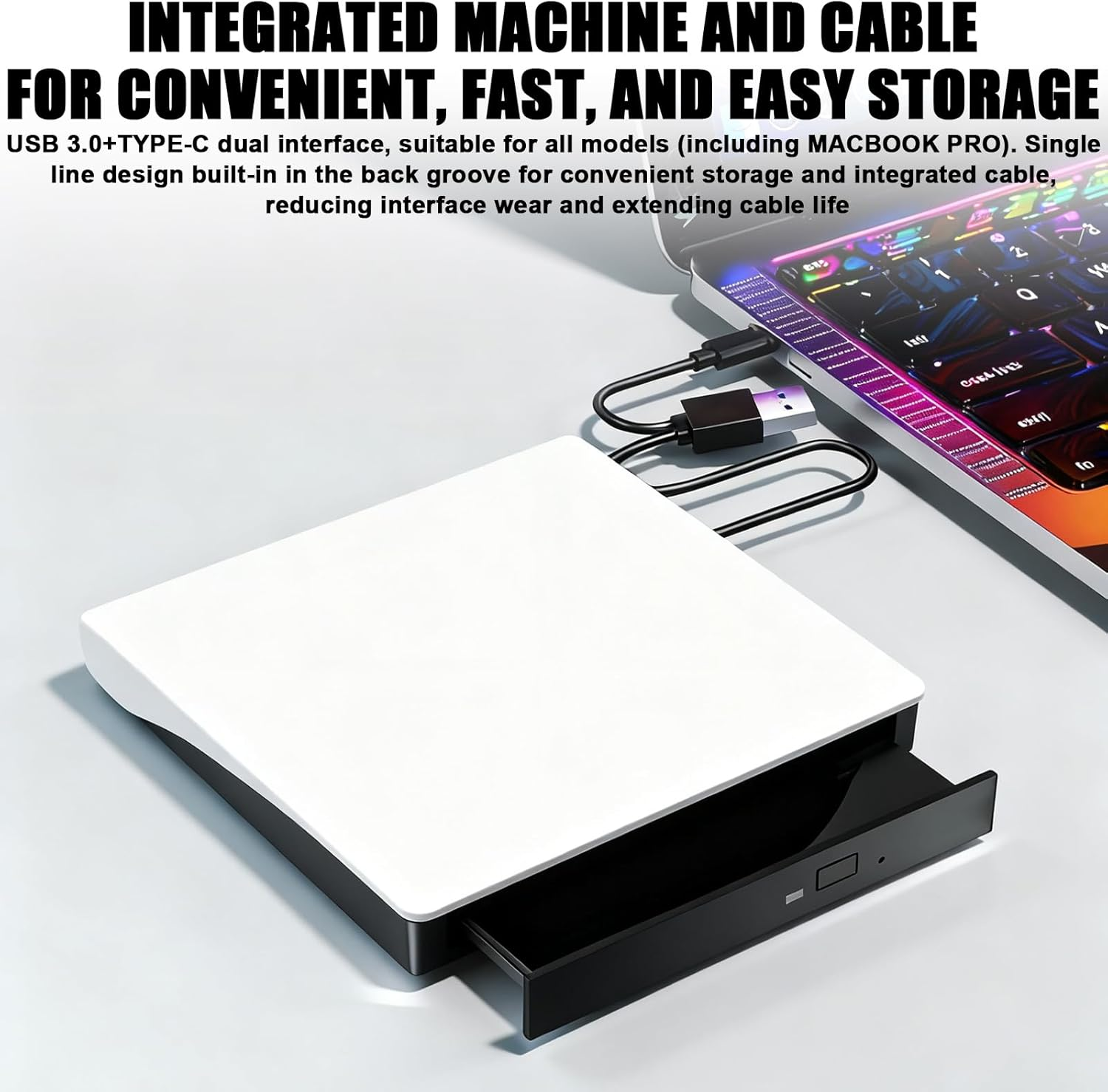 Ein weißes externes Laufwerk mit ausgezogenem Fach ist an einen Laptop angeschlossen.