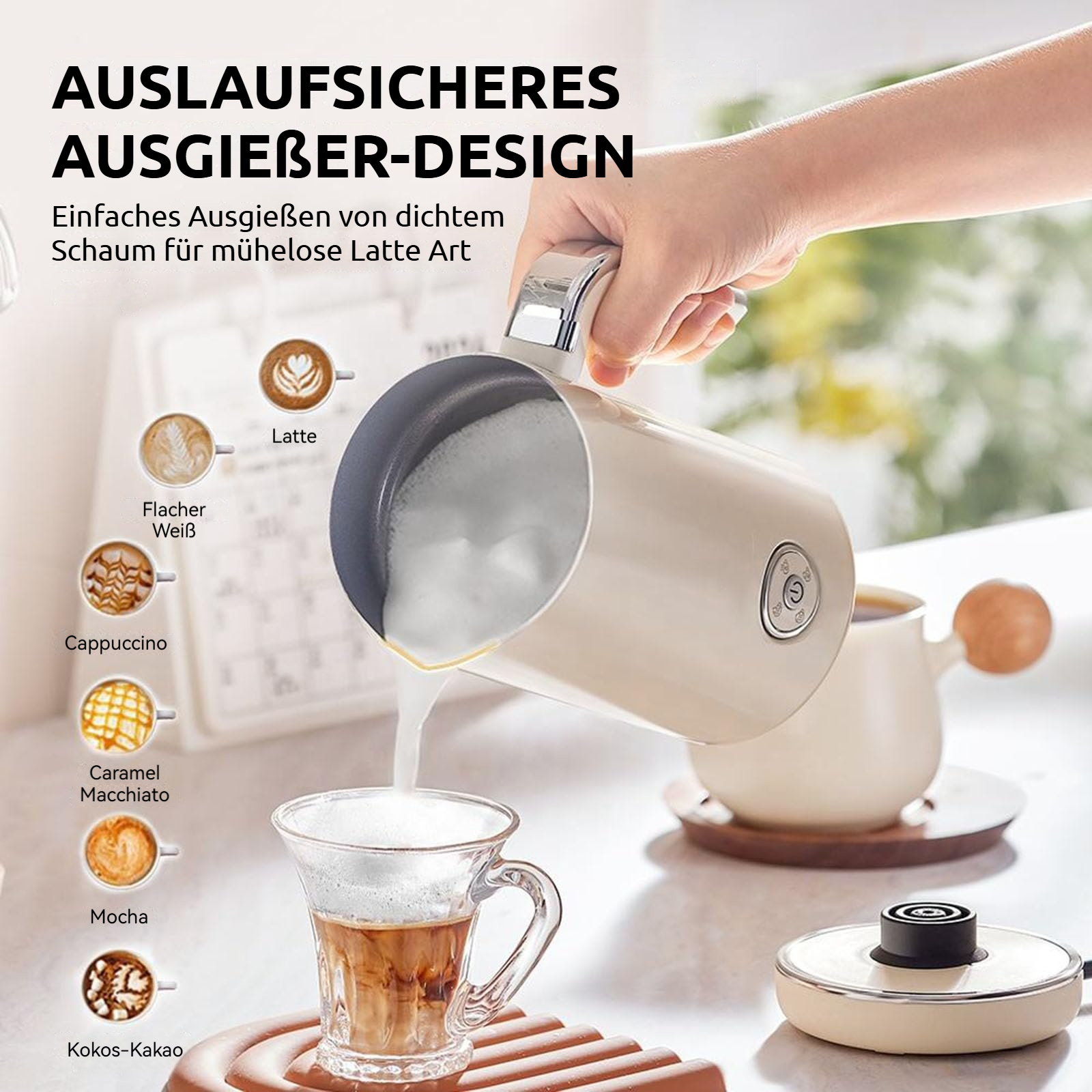 Eine Hand hält eine cremefarbene Kanne, die heißen Schaum in eine Tasse gießt. Daneben sind Kaffeespezialitäten abgebildet.